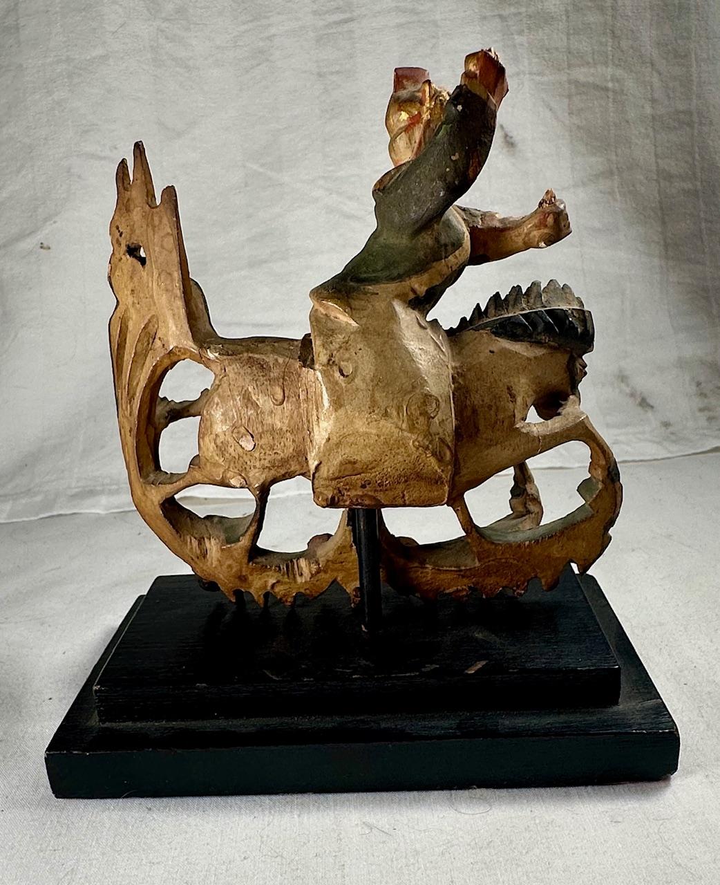 Antike chinesische Miniatur Polychromed Holz geschnitzt Statue auf Stand (Handgeschnitzt) im Angebot