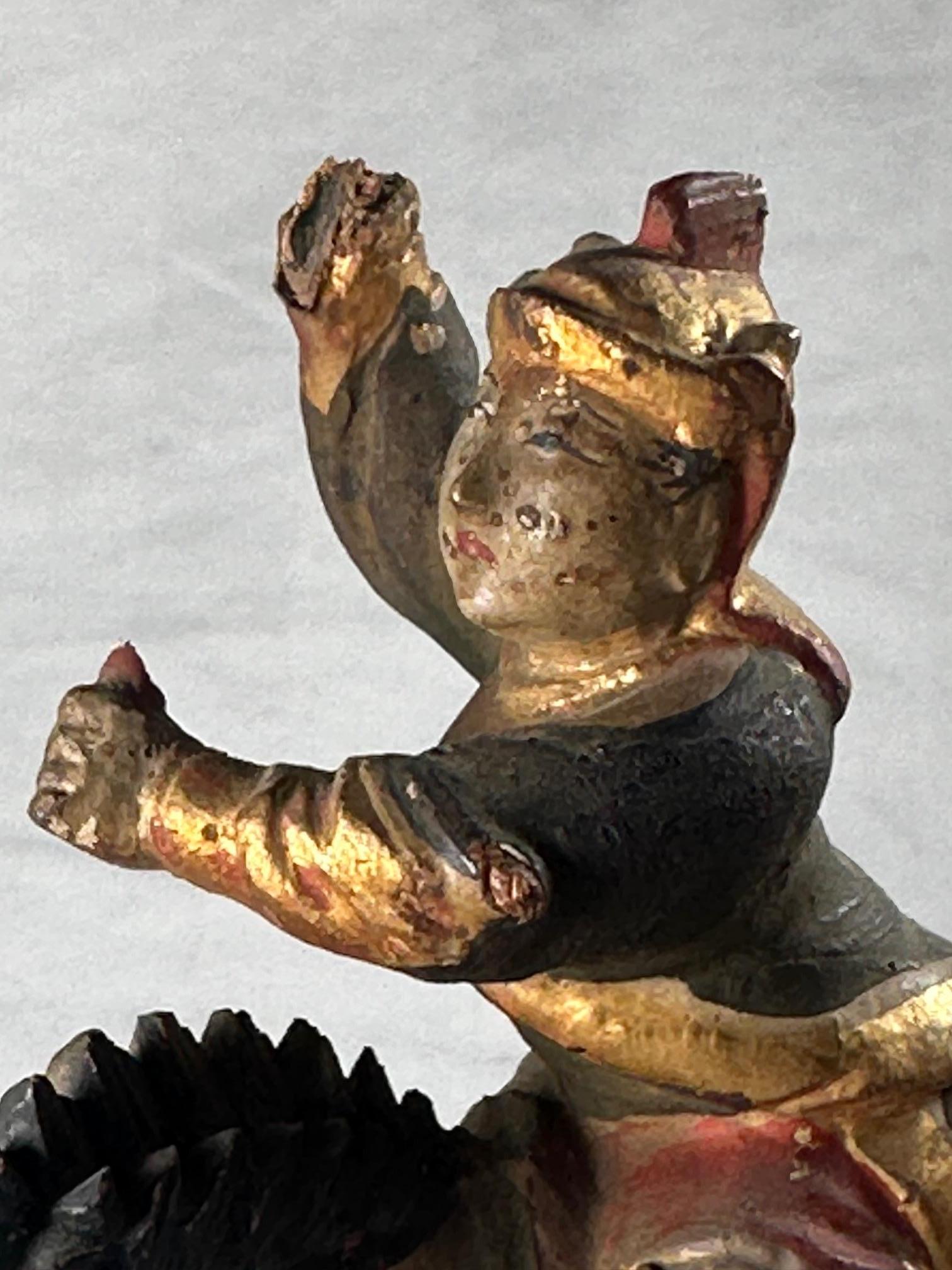 Antike chinesische Miniatur Polychromed Holz geschnitzt Statue auf Stand (19. Jahrhundert) im Angebot