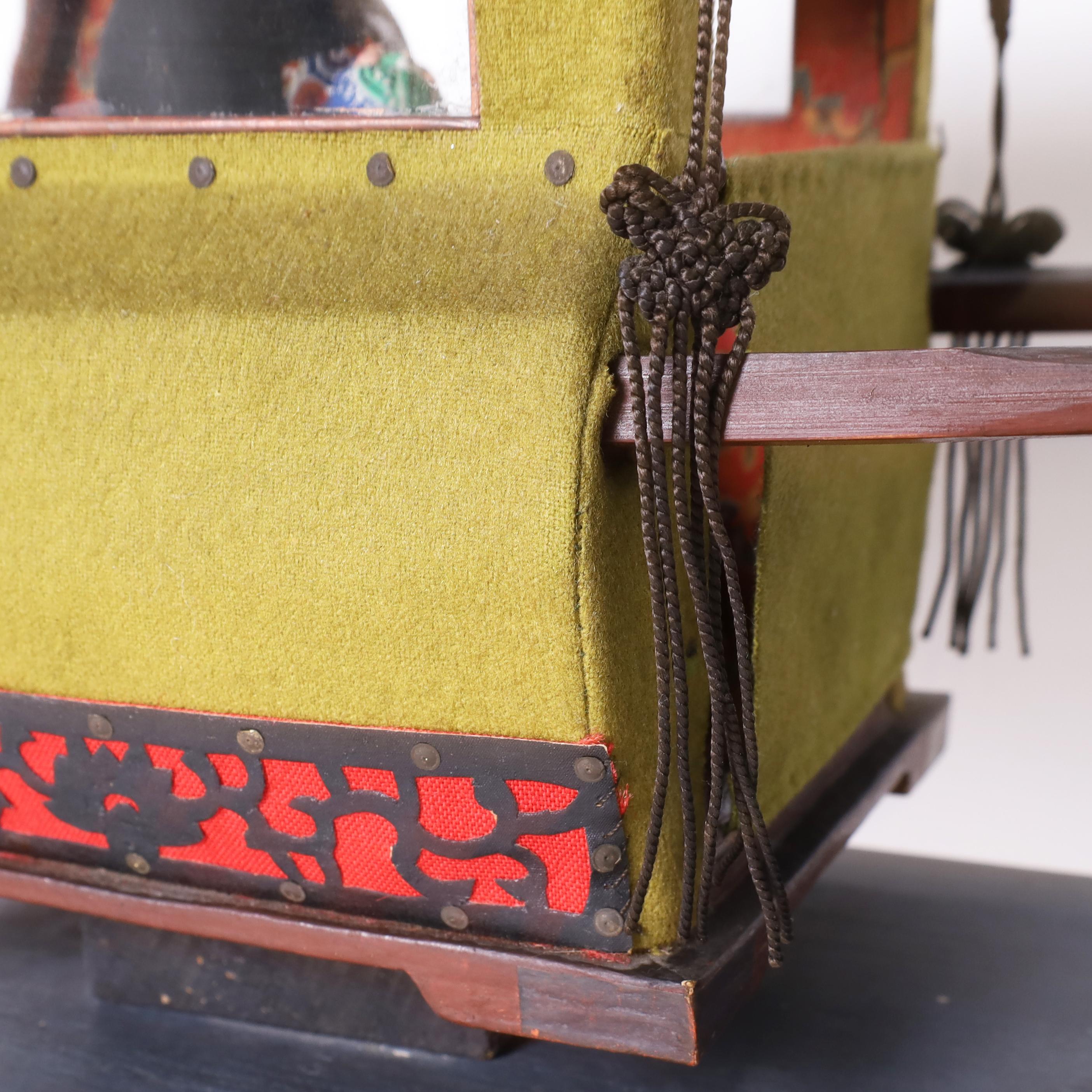 Modèle chinois ancien d'un souverain porté à Sedan ou au chariot en vente 2