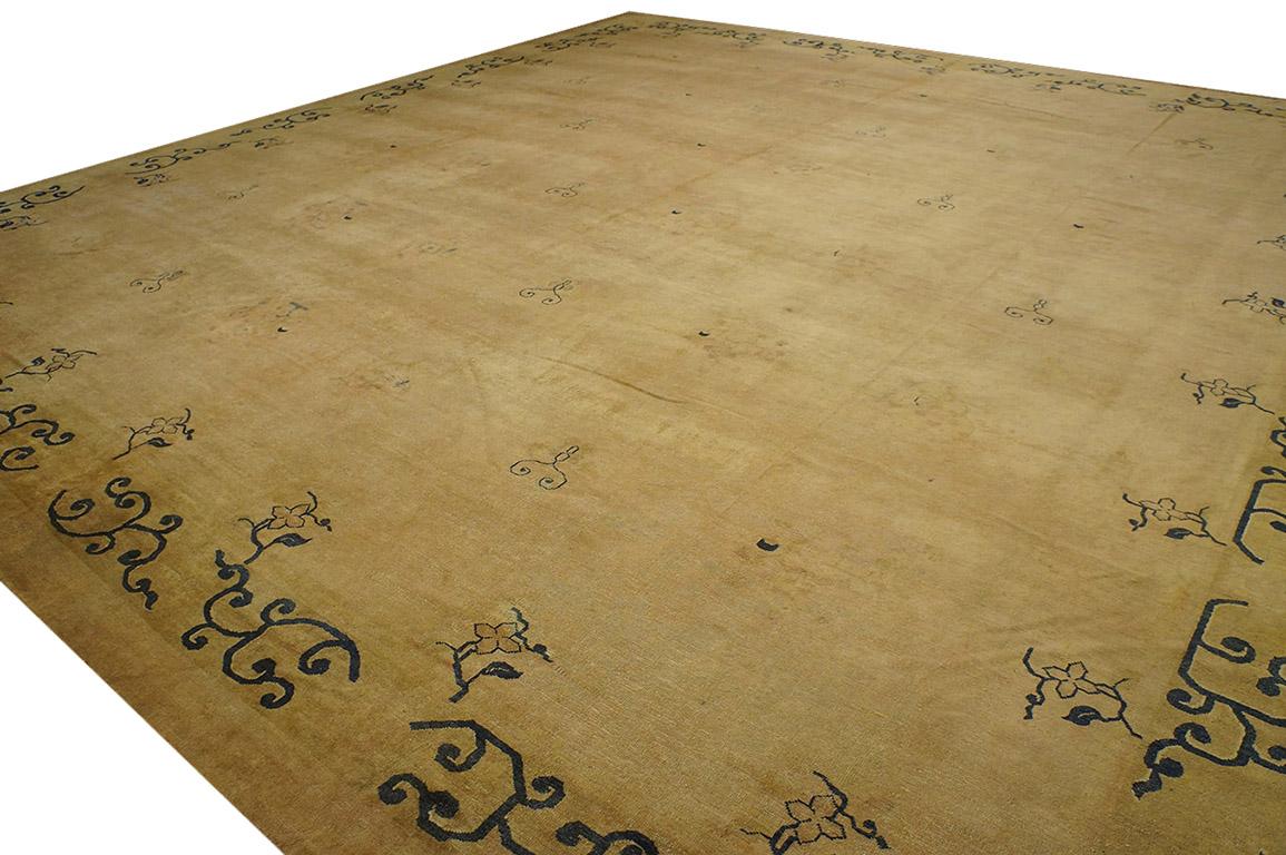 Tapis chinois mongol ancien, taille : 16' 10'' x 17' 10''.