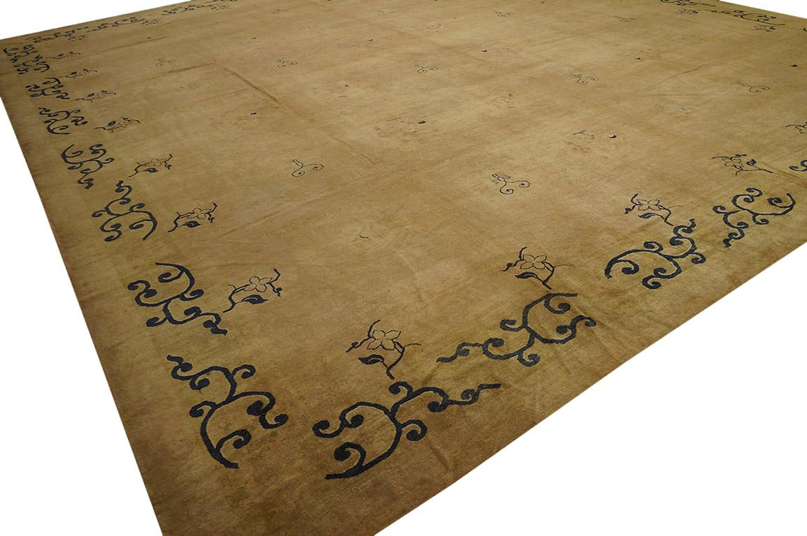 Antiker chinesischer mongolischer Teppich 16' 10'' x 17' 10'' im Zustand „Gut“ im Angebot in New York, NY
