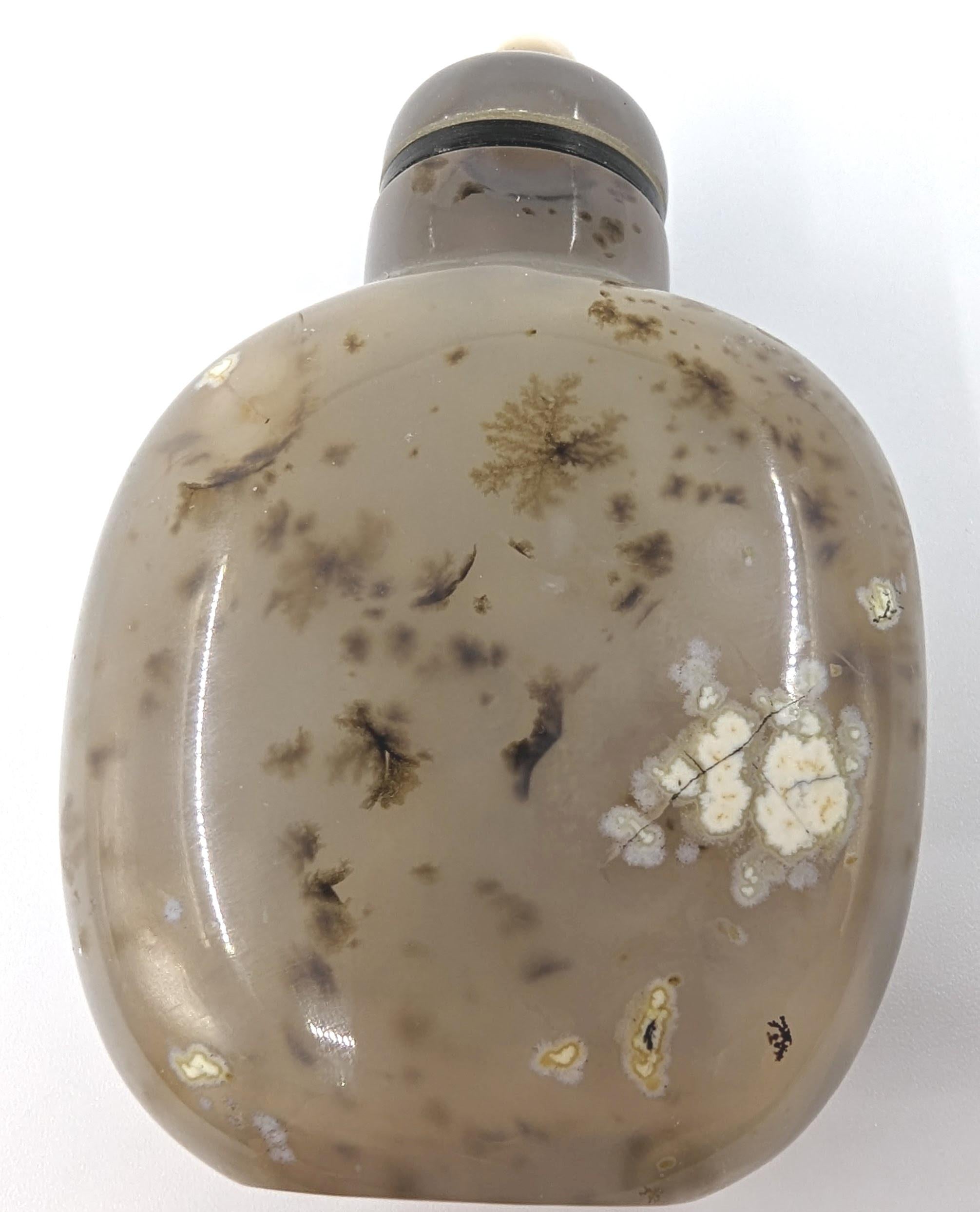 Antike chinesische Moosachat Schnupftabakflasche eingeschnittenen Vogel 19c Qing im Angebot 1
