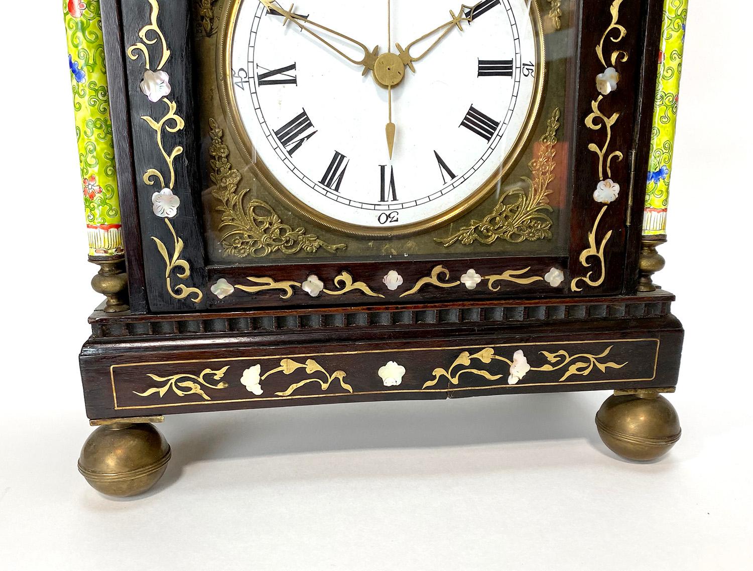 Horloge de chevalet chinoise ancienne en émail incrusté de nacre avec figure en forme d'automate en vente 3