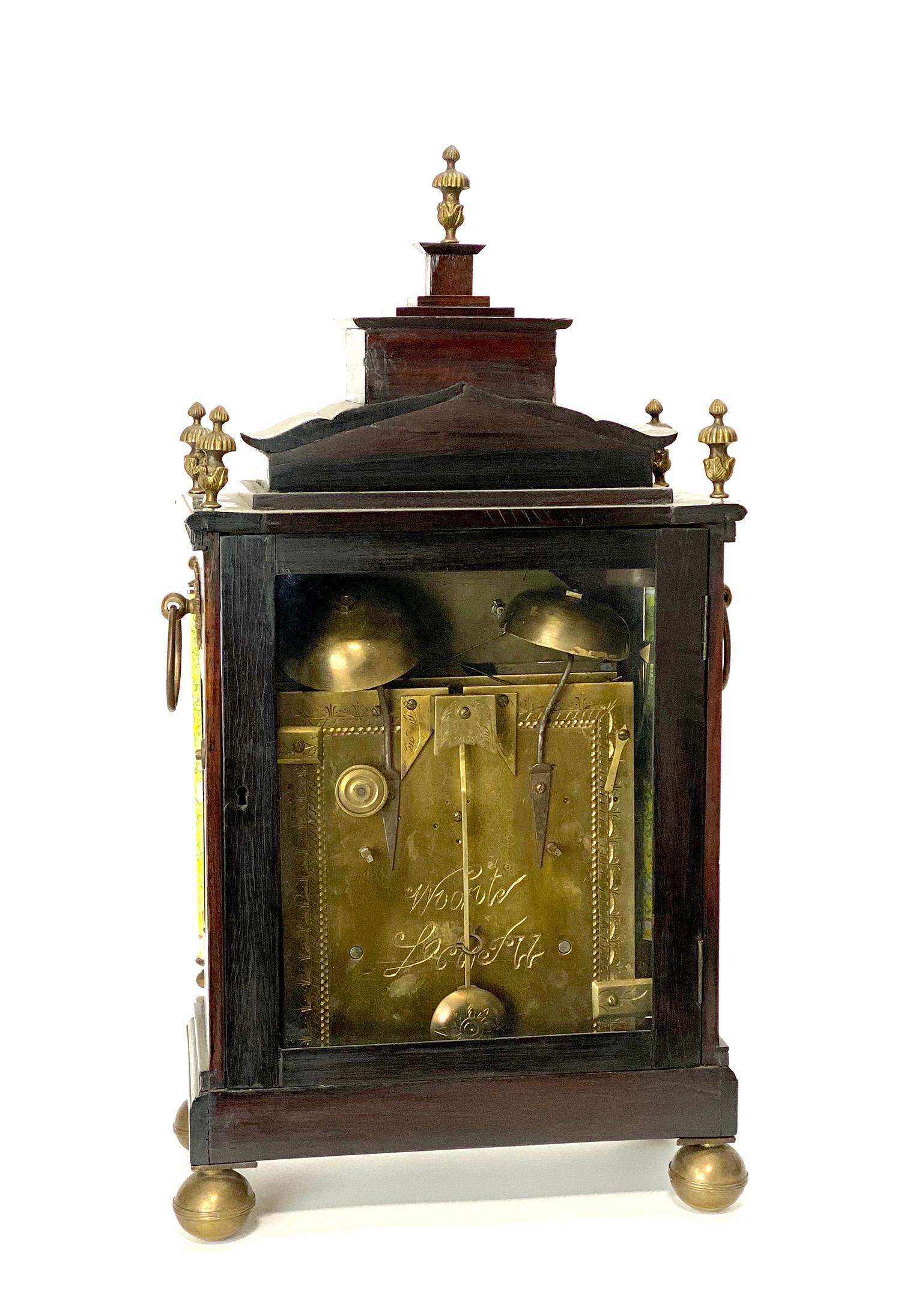 Horloge de chevalet chinoise ancienne en émail incrusté de nacre avec figure en forme d'automate en vente 6