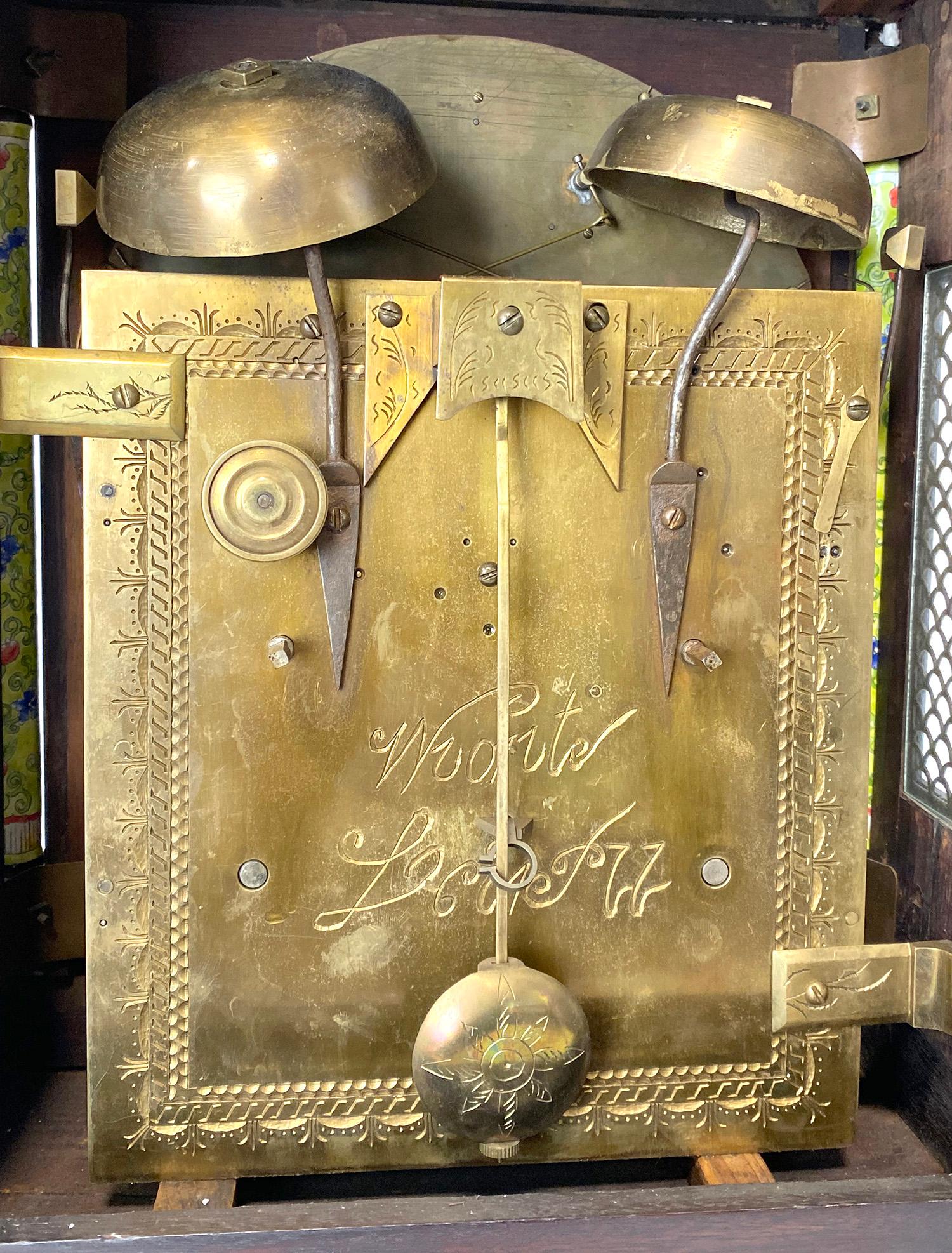 Horloge de chevalet chinoise ancienne en émail incrusté de nacre avec figure en forme d'automate en vente 7