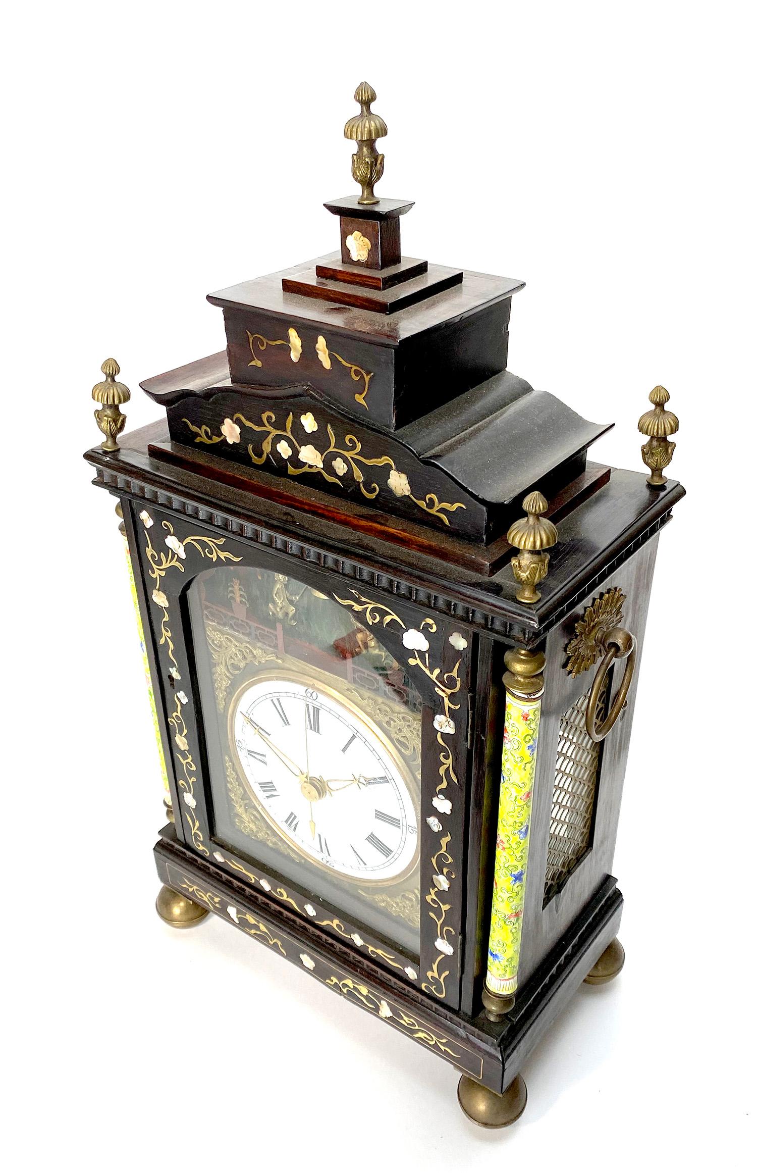 Qing Horloge de chevalet chinoise ancienne en émail incrusté de nacre avec figure en forme d'automate en vente