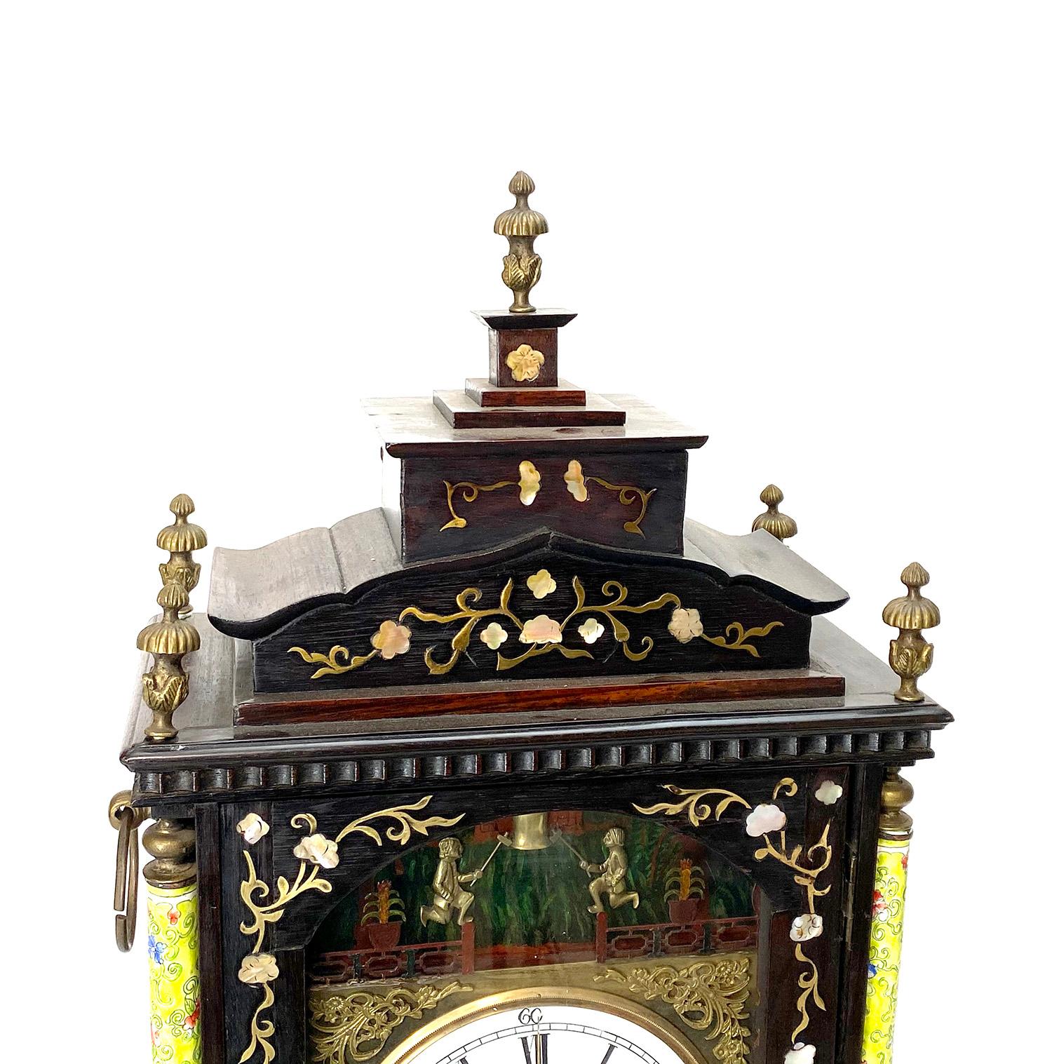 Chinois Horloge de chevalet chinoise ancienne en émail incrusté de nacre avec figure en forme d'automate en vente
