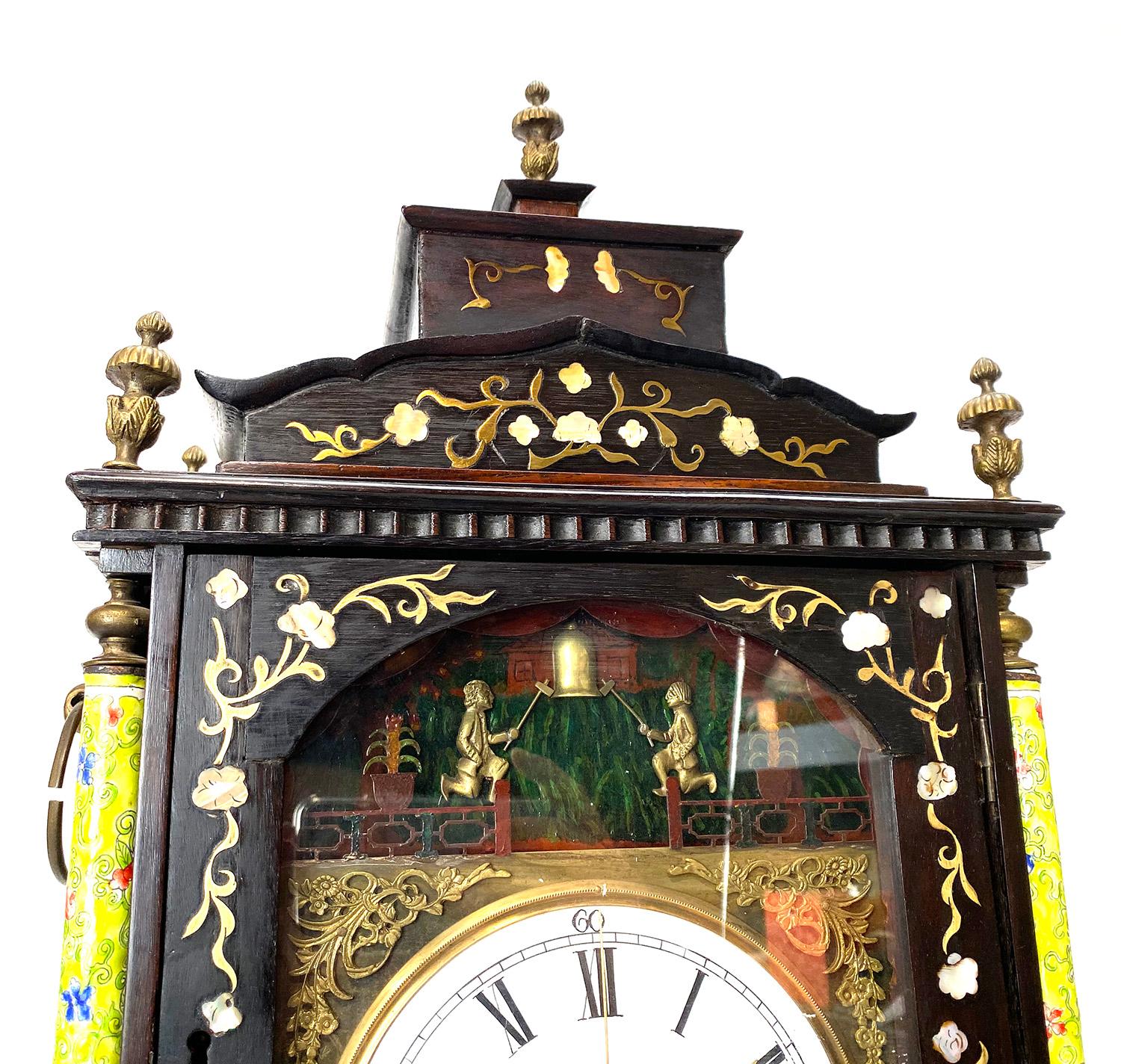 Horloge de chevalet chinoise ancienne en émail incrusté de nacre avec figure en forme d'automate Bon état - En vente à Danville, CA