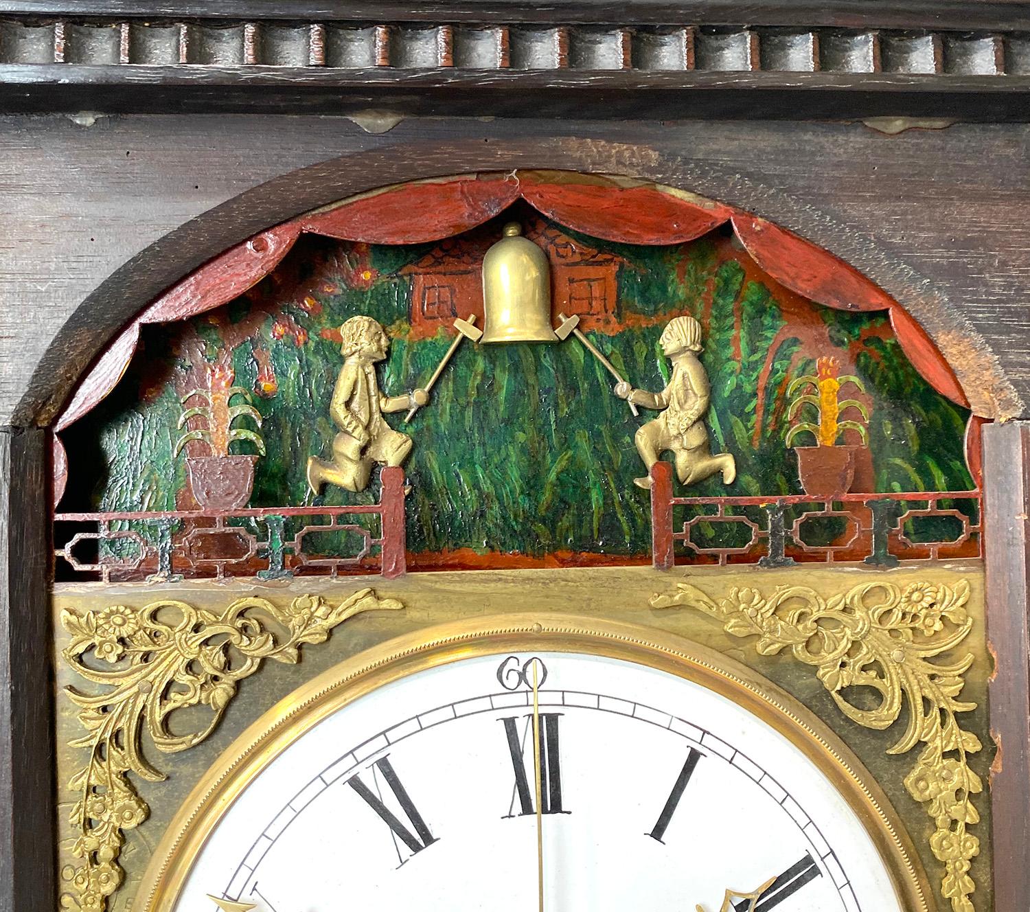 Bronze Horloge de chevalet chinoise ancienne en émail incrusté de nacre avec figure en forme d'automate en vente