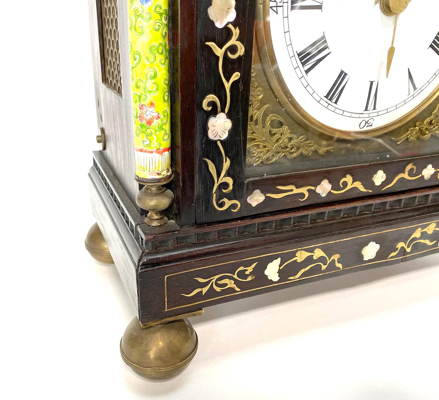 Horloge de chevalet chinoise ancienne en émail incrusté de nacre avec figure en forme d'automate en vente 2
