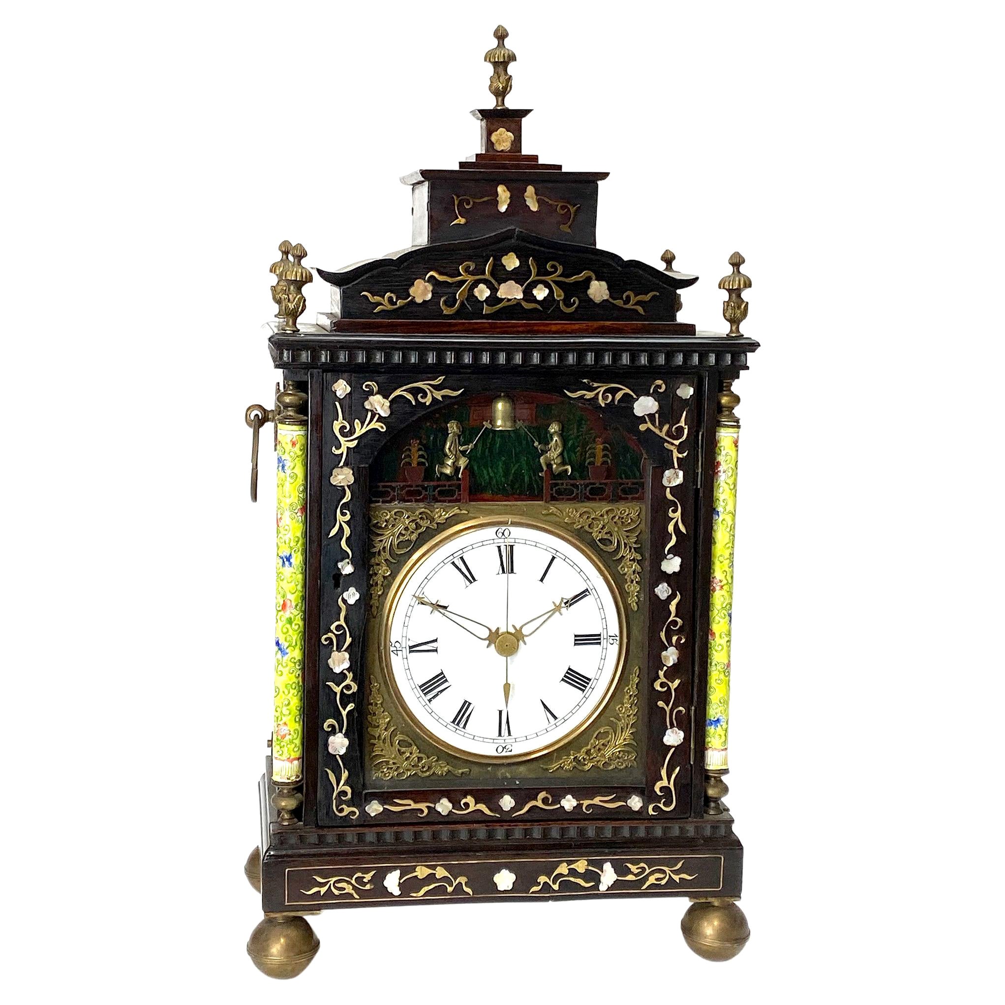 Antico orologio cinese con intarsio di madreperla, figura di automa e staffa in smalto