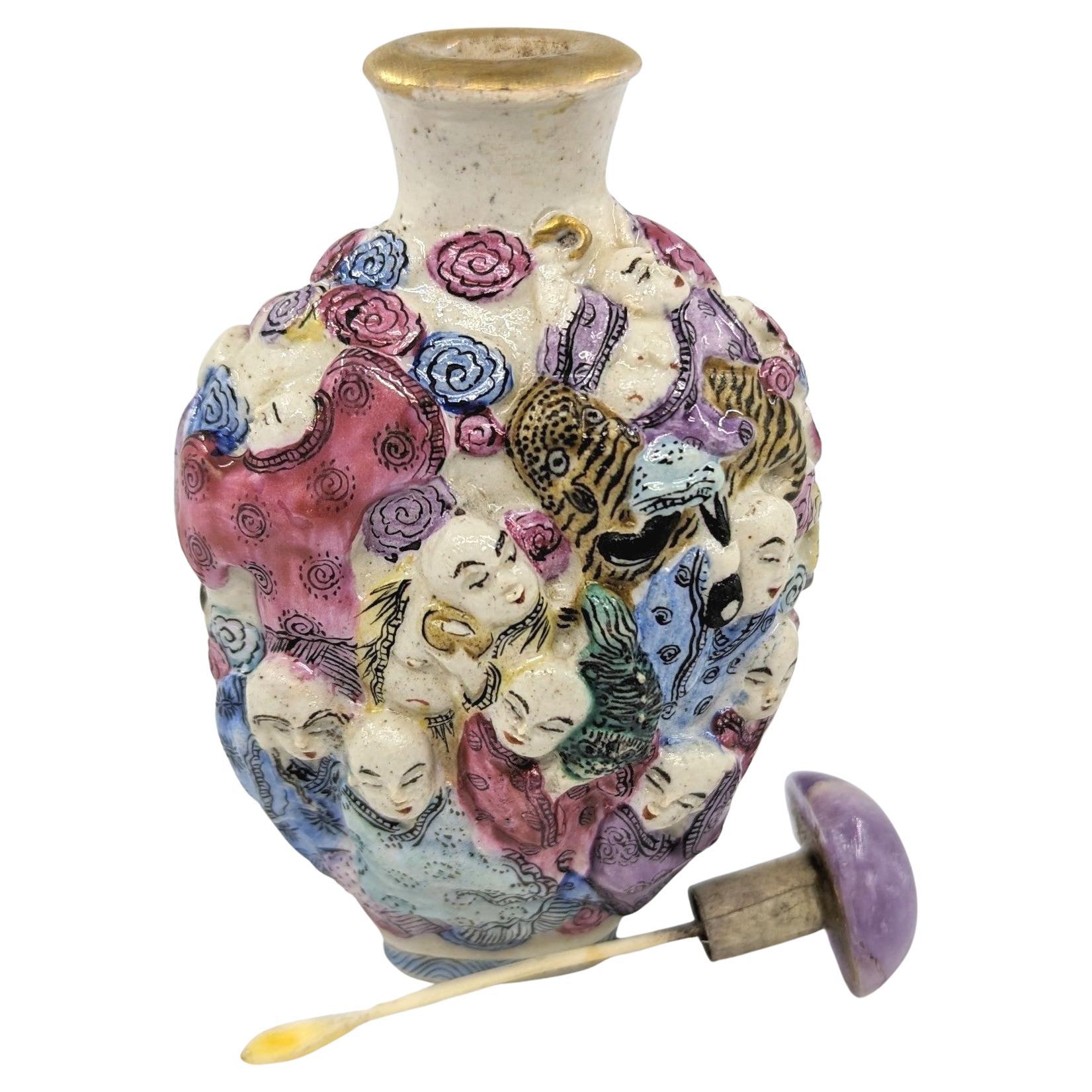 Antike chinesische geformte Porzellan 18 Arhats Luohan Schnupftabakflasche Qing Ende 18c im Zustand „Gut“ im Angebot in Richmond, CA