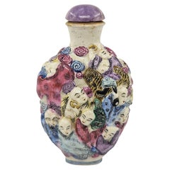 Antike chinesische geformte Porzellan 18 Arhats Luohan Schnupftabakflasche Qing Ende 18c