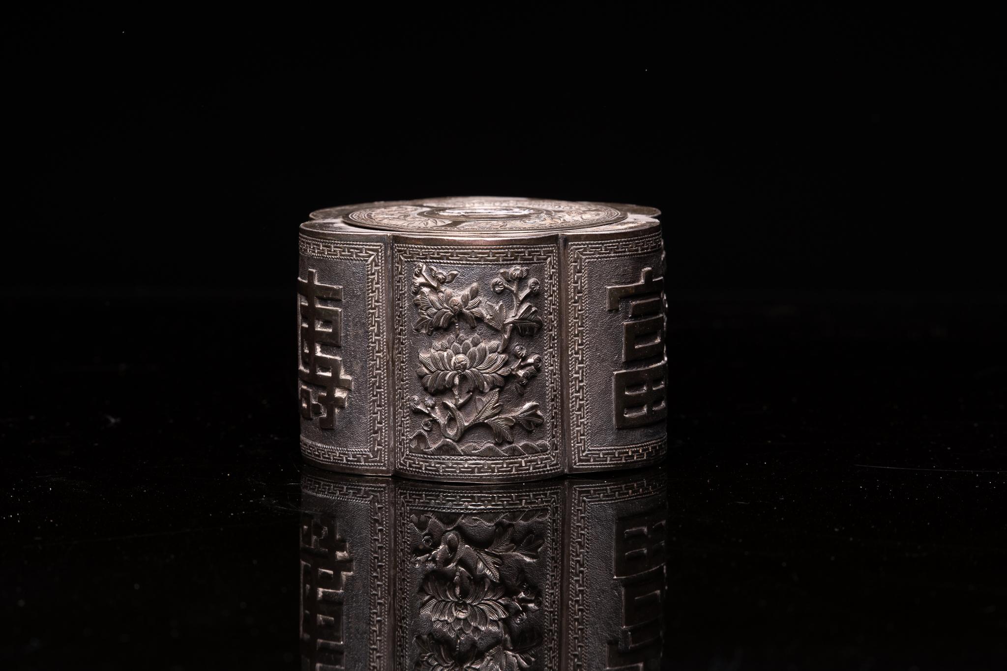 Hand-Crafted Antique Chinese Multi-Lobed Opium Box in Silver, Decorated with Reliefs with Ide For Sale