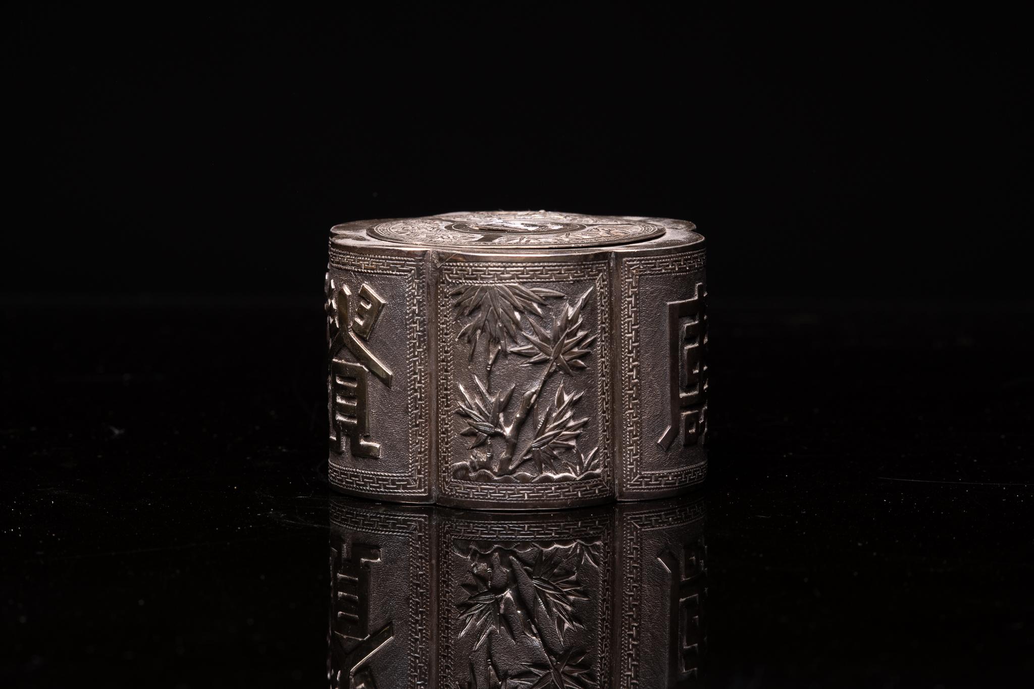 Fait main Ancienne boîte chinoise en argent à plusieurs lobes en opium, décorée de reliefs avec idéales en vente