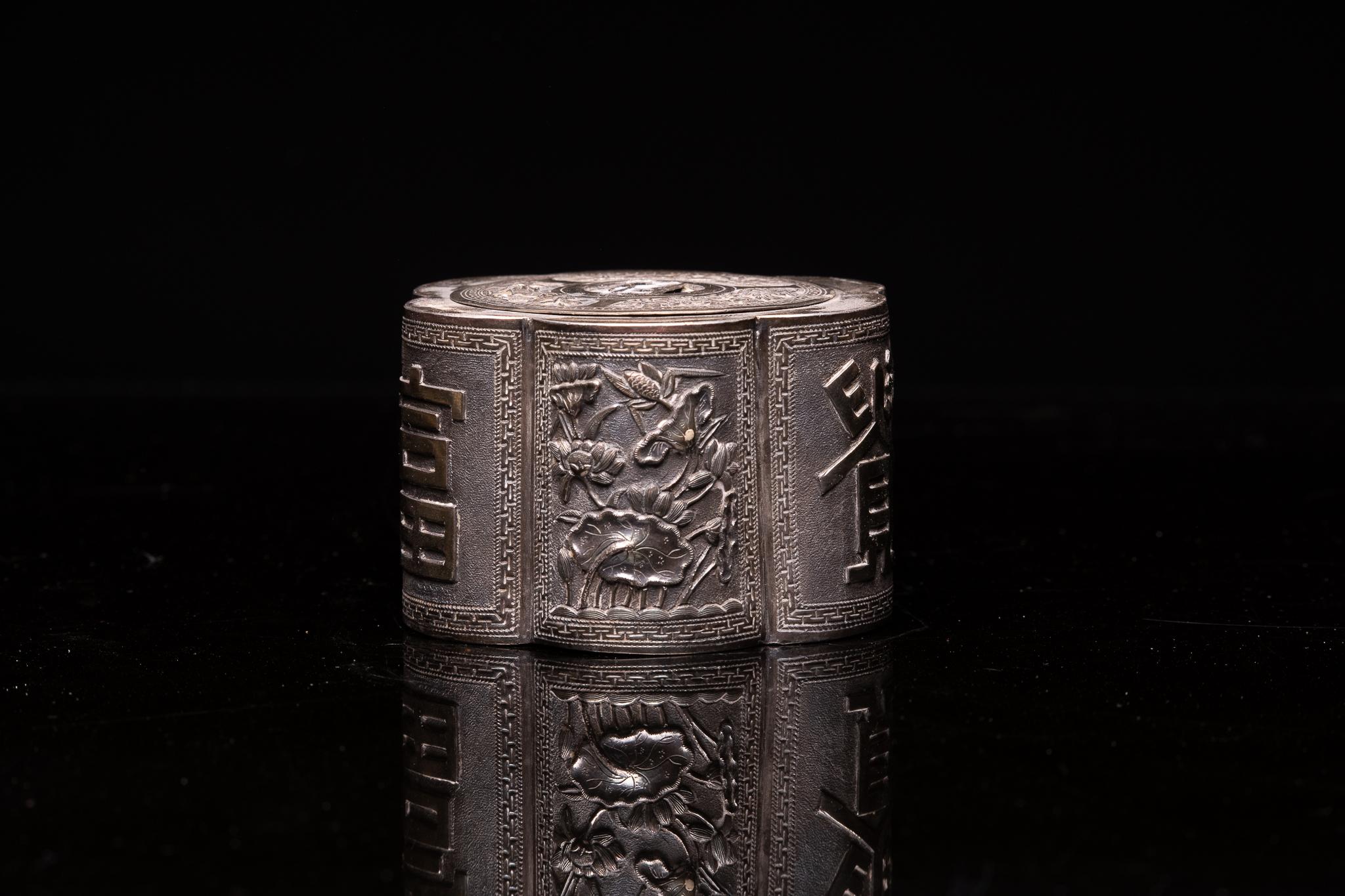 19th Century Antique Chinese Multi-Lobed Opium Box in Silver, Decorated with Reliefs with Ide For Sale