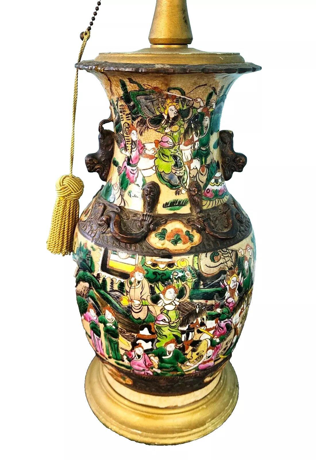Pour une description complète de l'article, cliquez sur Plus de détails ci-dessous.

L'une de nos récentes acquisitions d'objets d'art de Palm Beach, d'une valeur de 1,5 million d'euros, est offerte à la vente.
Lampe de table à vase de Nankin,