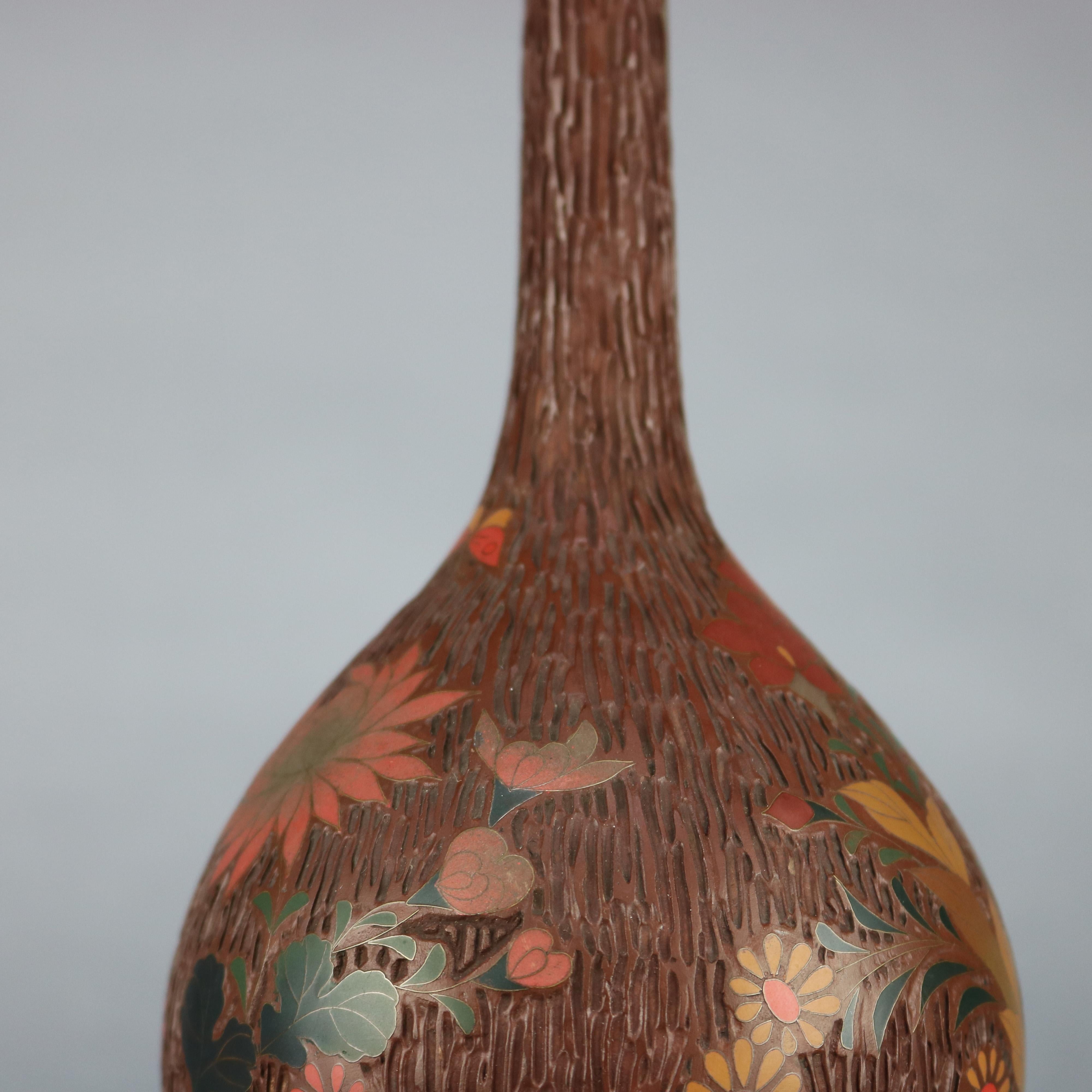 Antike chinesische florale Cloisonné-emaillierte Knospenvase, um 1900 (Gegossen) im Angebot