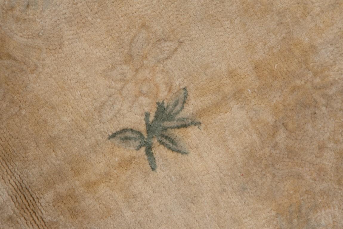 Antiker chinesischer Nadelspitze-Teppich mit beigefarbenem Feld und Blumenmuster im Zustand „Gut“ im Angebot in New York, NY