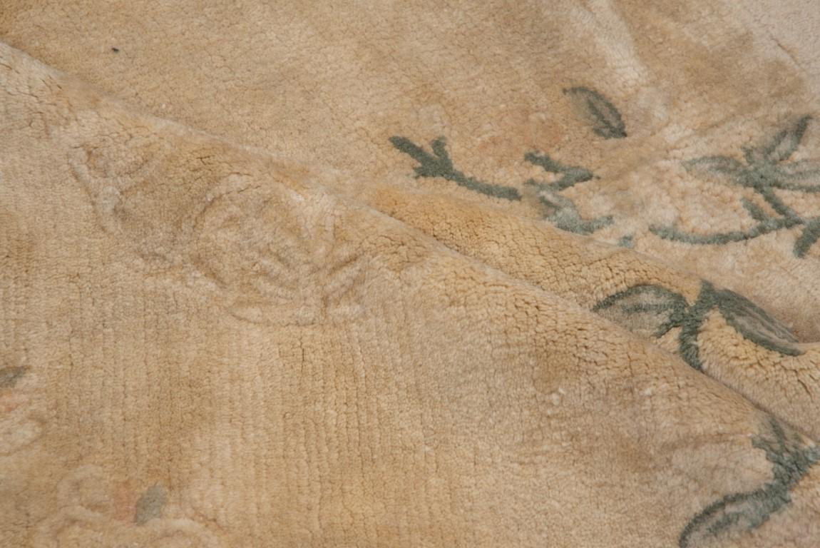 Antiker chinesischer Nadelspitze-Teppich mit beigefarbenem Feld und Blumenmuster (Wolle) im Angebot