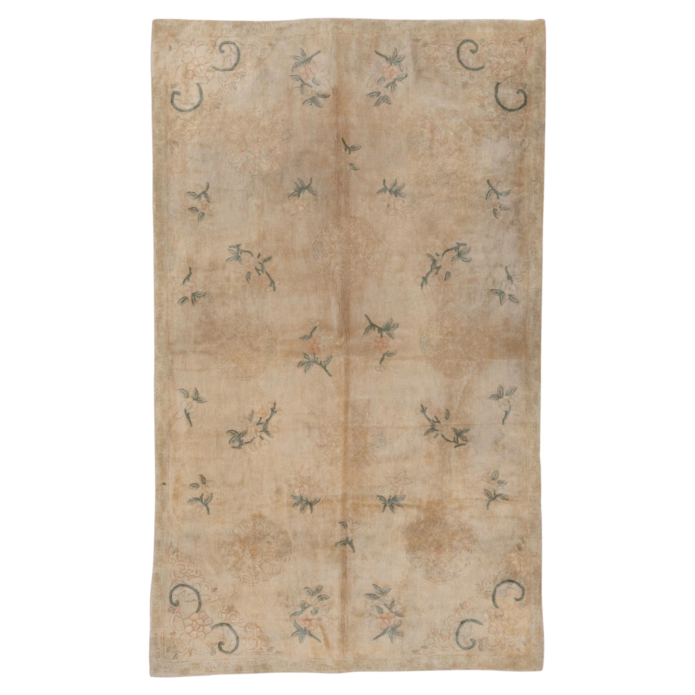 Antiker chinesischer Nadelspitze-Teppich mit beigefarbenem Feld und Blumenmuster im Angebot