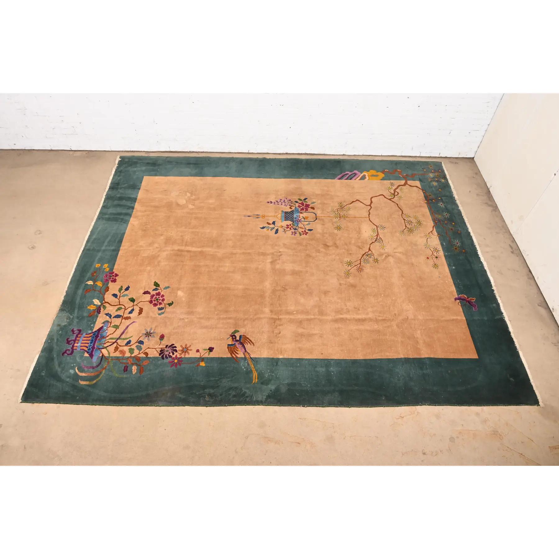 Magnifique tapis ancien en laine nouée à la main de style Art Antiques ROOMS.

Chine, vers 1920

Champ de couleur havane, avec une bordure verte et un joli motif floral multicolore.

Mesures : 107.75