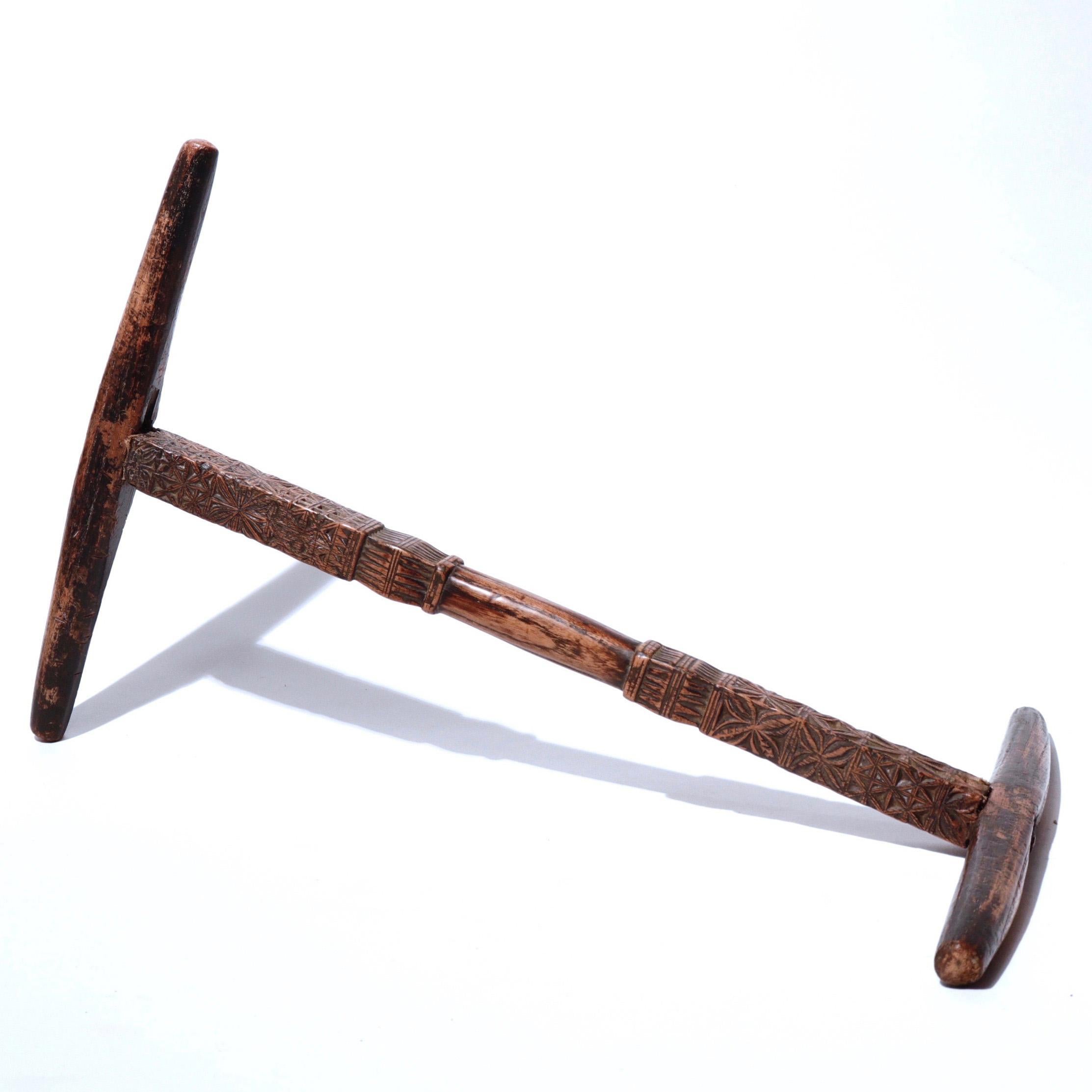 Antigüedades chinas Niddy-Noddy. Un carrete de madeja de madera, de construcción sencilla en tres partes, compuesto por un asa central con empuñadura intermedia desgastada, extremos lisos cuadrados con talla seccional en relieve, piezas extremas