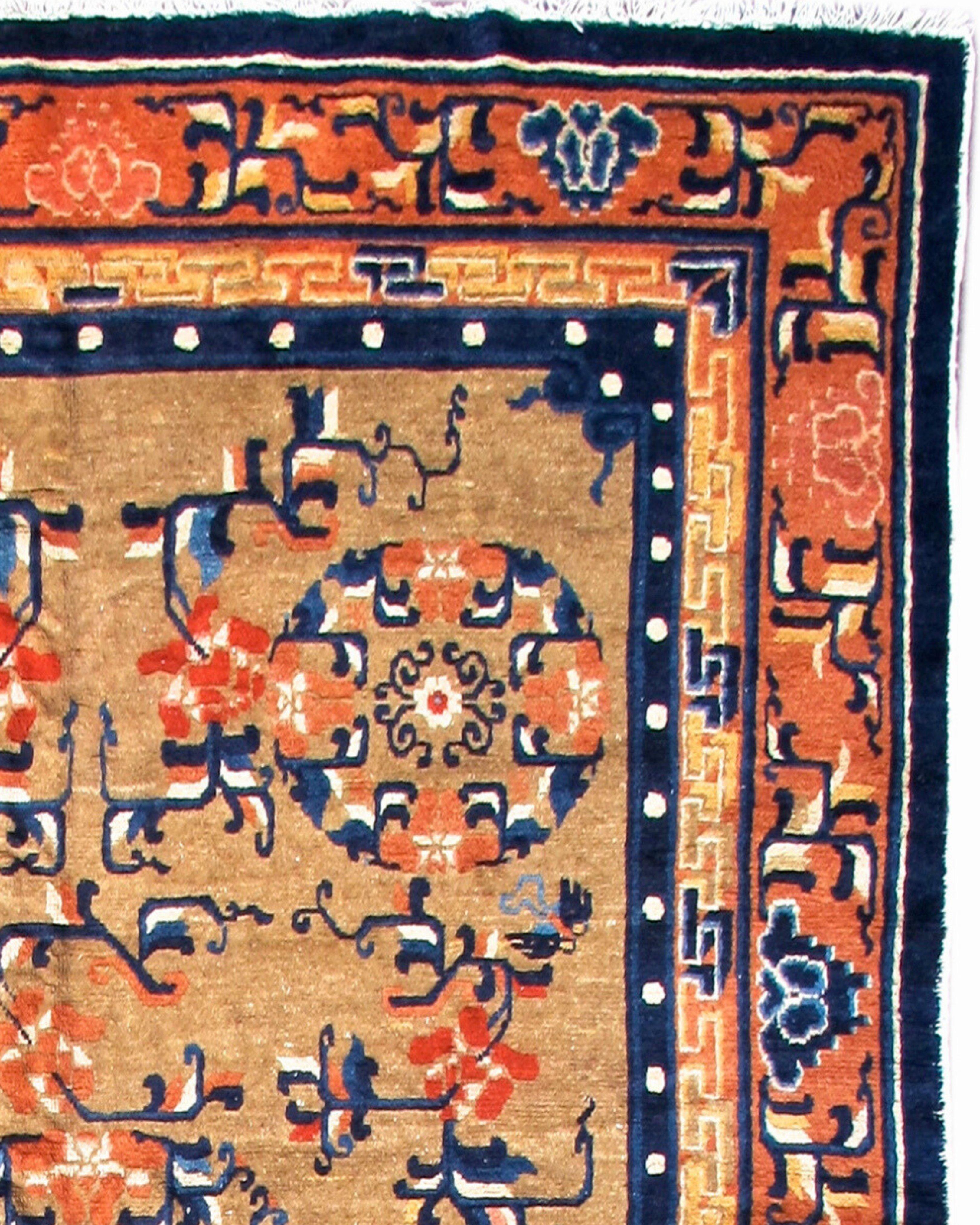Antiker chinesischer Ningxia-Teppich, spätes 19. Jahrhundert

Dieser elegante chinesische Ningxia-Teppich zeichnet ein zentrales Rondell aus Lotusblumen, das von etwas kleineren Rondellen desselben Typs in einer 2-1-2-Formation flankiert wird. Das