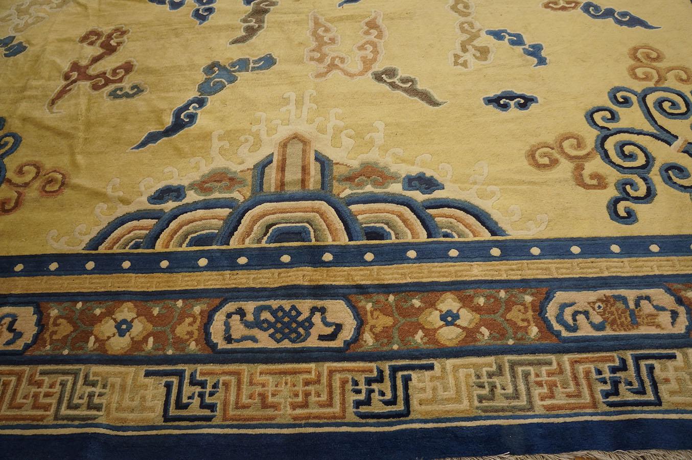 Chinesischer Peking-Teppich des 19. Jahrhunderts ( 11'10 Zoll x 14'4 Zoll - 360 x 437 cm) im Zustand „Gut“ im Angebot in New York, NY