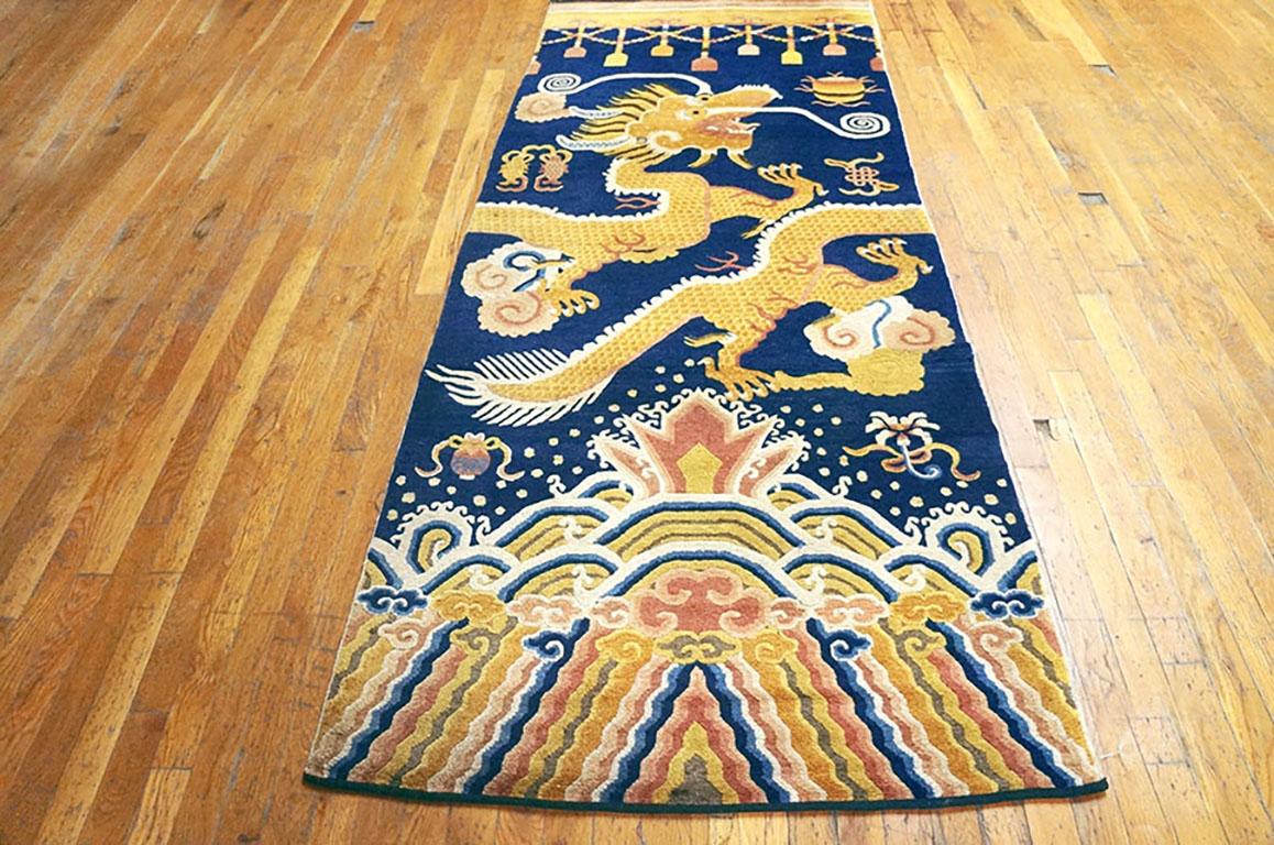Sotto il lambrequin con le nappe, il drago squamoso a cinque artigli si erge trascinando nuvole arrotolate sul terreno blu scuro sopra una 