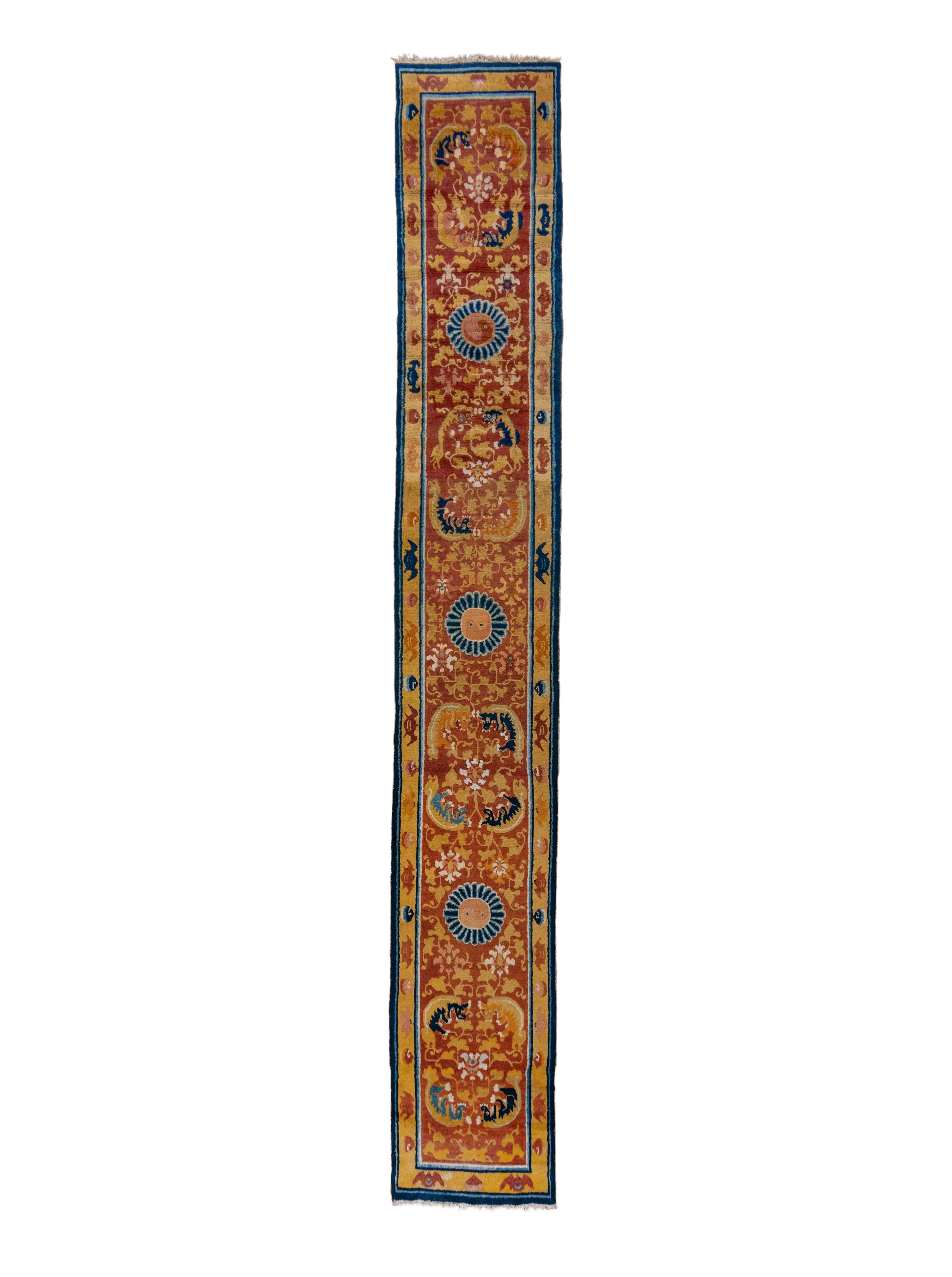Avec ses couleurs non altérées, cette pièce très intéressante a probablement été utilisée dans une salle de prière d'un monastère bouddhiste, bien que l'iconographie des groupes de quatre chiens-lions soit inhabituelle. Le champ rouge de bois rond
