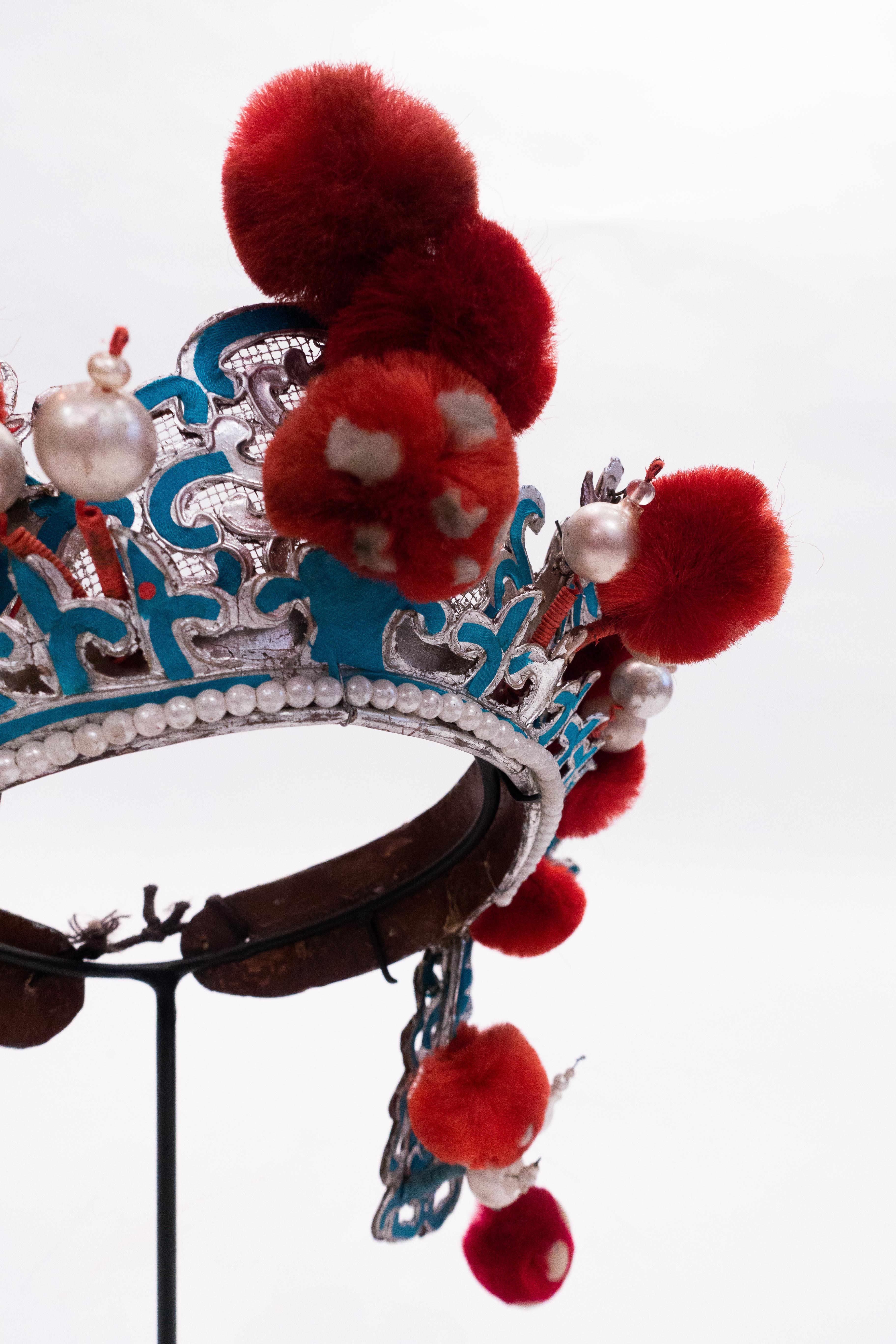 Antique Chinese Opera Theatre Headdress in Turquoise with Red Pom Poms (Ming-Dynastie)