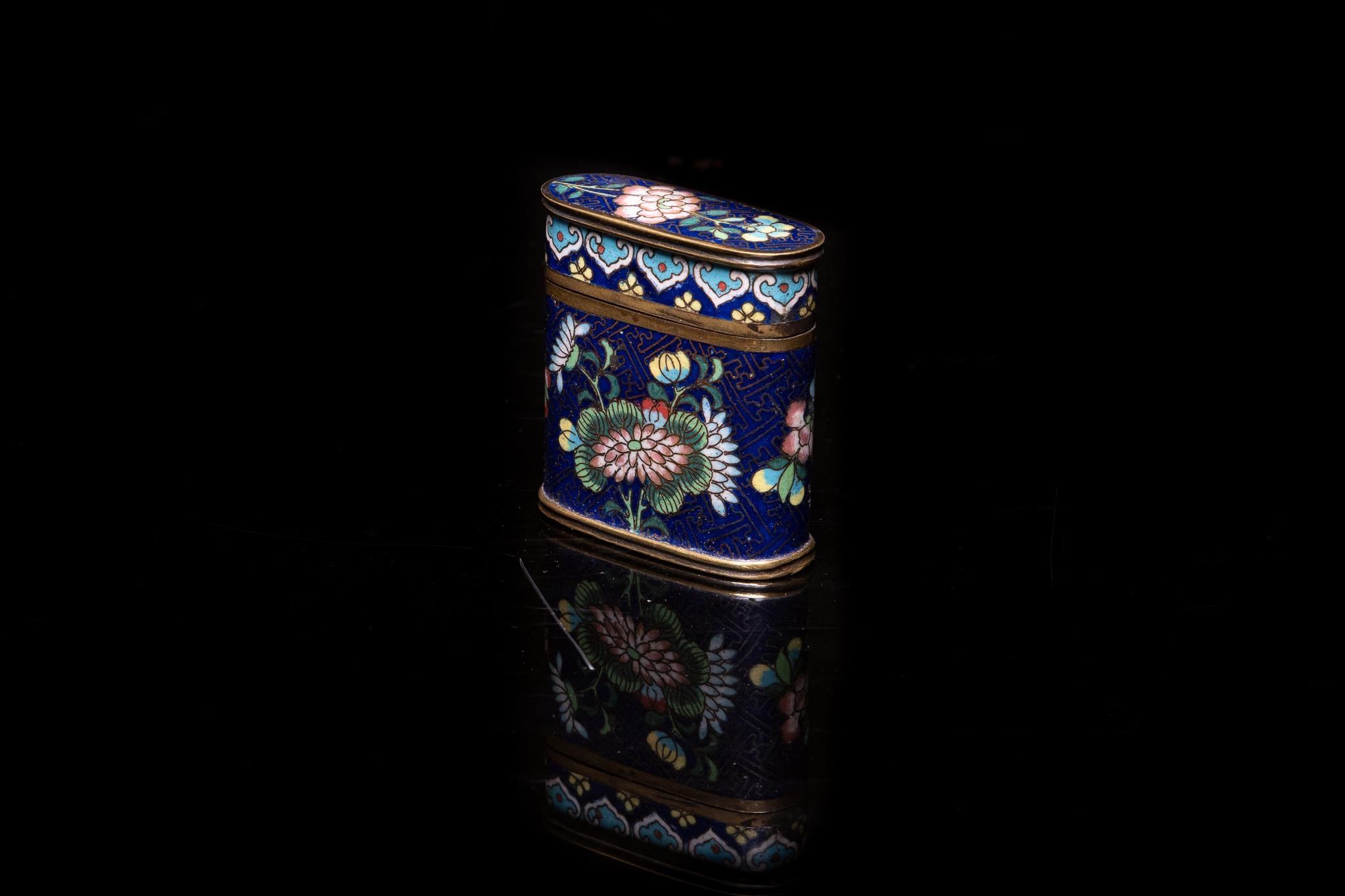 Antike chinesische Opiumdose aus Cloisonné-Email, verziert mit floralen Motiven und Innenszenen: Stück mit Fond aus Lapislazuli

Französische Private Collection'S