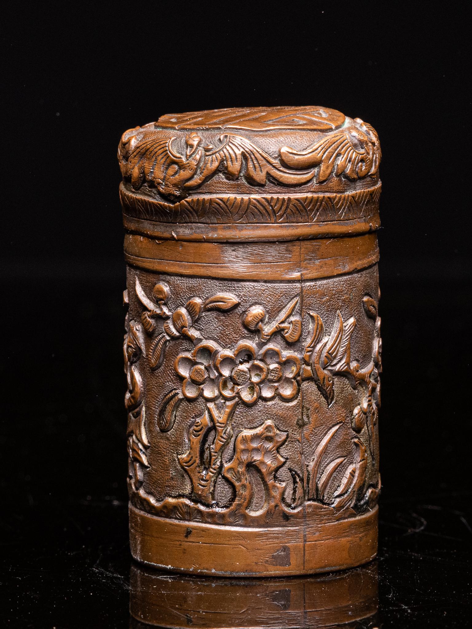 Antike chinesische Opiumschachtel aus gehämmertem Messing, dekoriert mit einer Szene eines Reiters (Handgeschnitzt) im Angebot