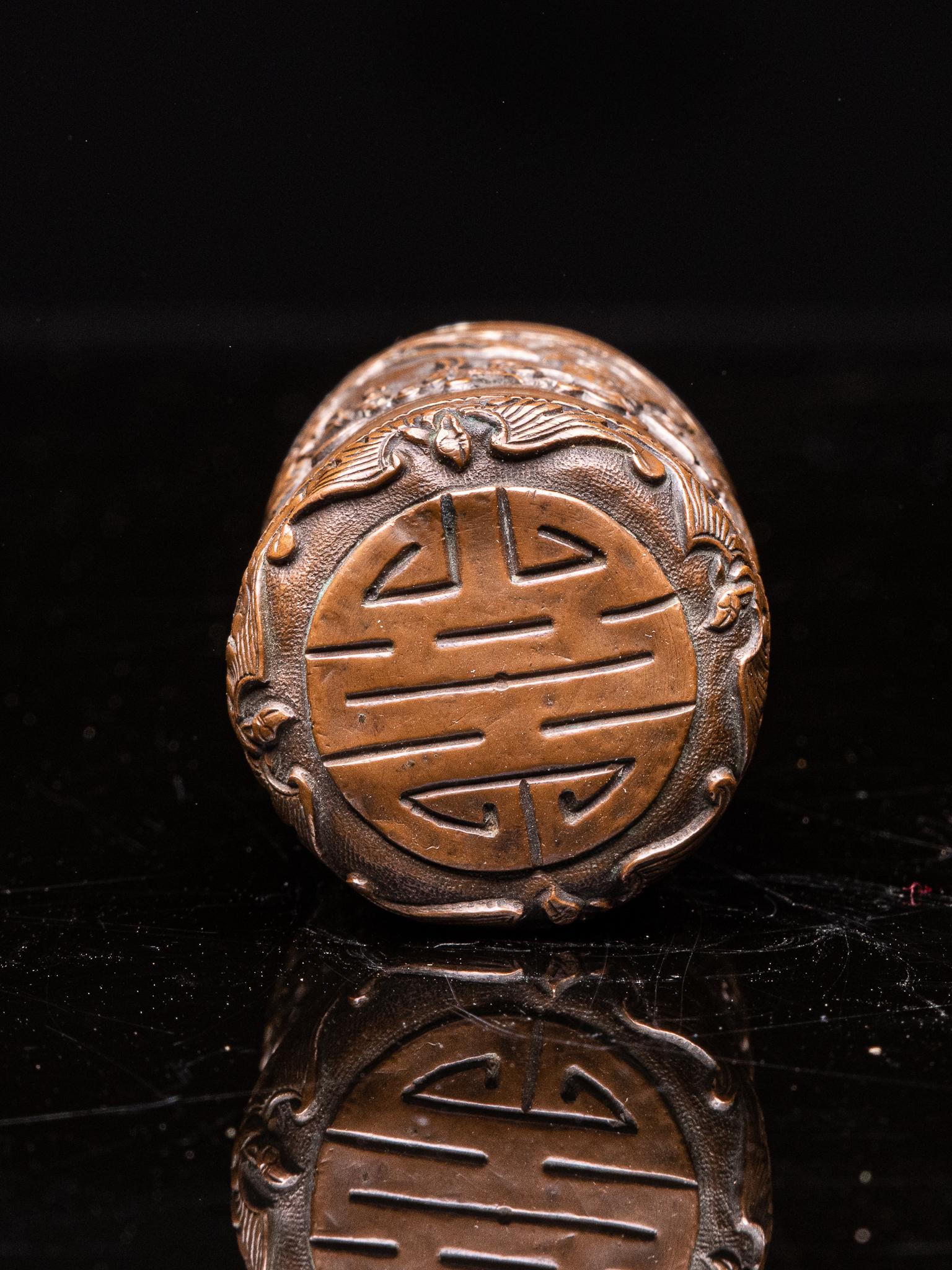 Antique Chinese Opium Box in Hammered Brass, Decorated with a Scene of a Rider In Good Condition For Sale In Leuven , BE