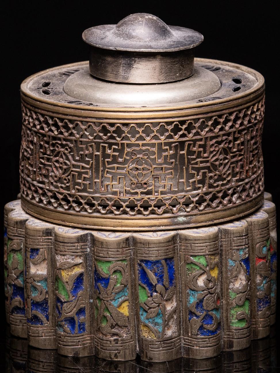 Antique Chinese Opium Lamp with a Round Silver lobed Base in cloisonné In Good Condition In Leuven , BE