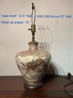 Antico vaso cinese o giapponese in porcellana con motivo a drago