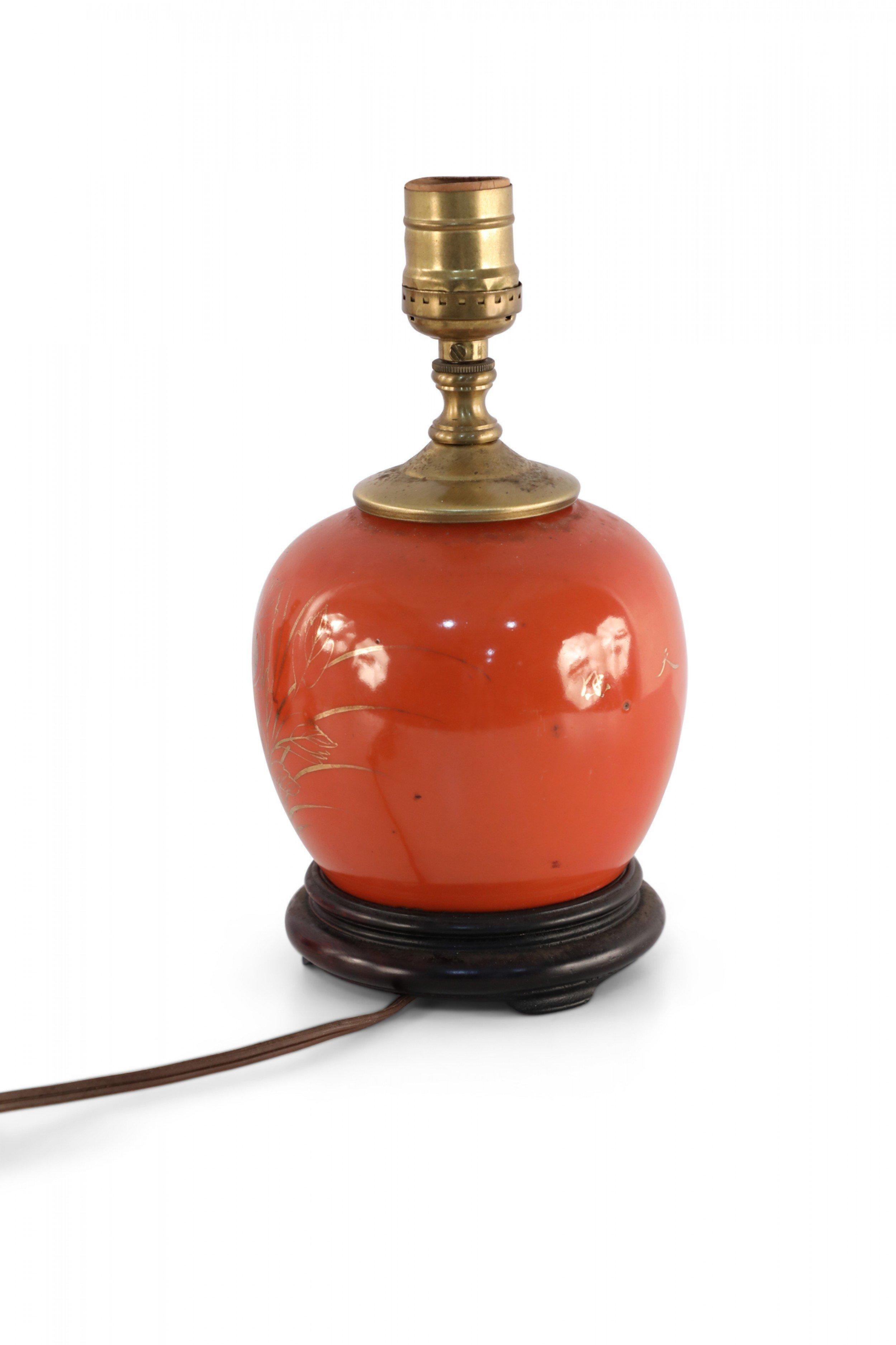 Exportation chinoise Lampe de bureau chinoise ancienne en porcelaine à motifs de bouquets orange et or en vente