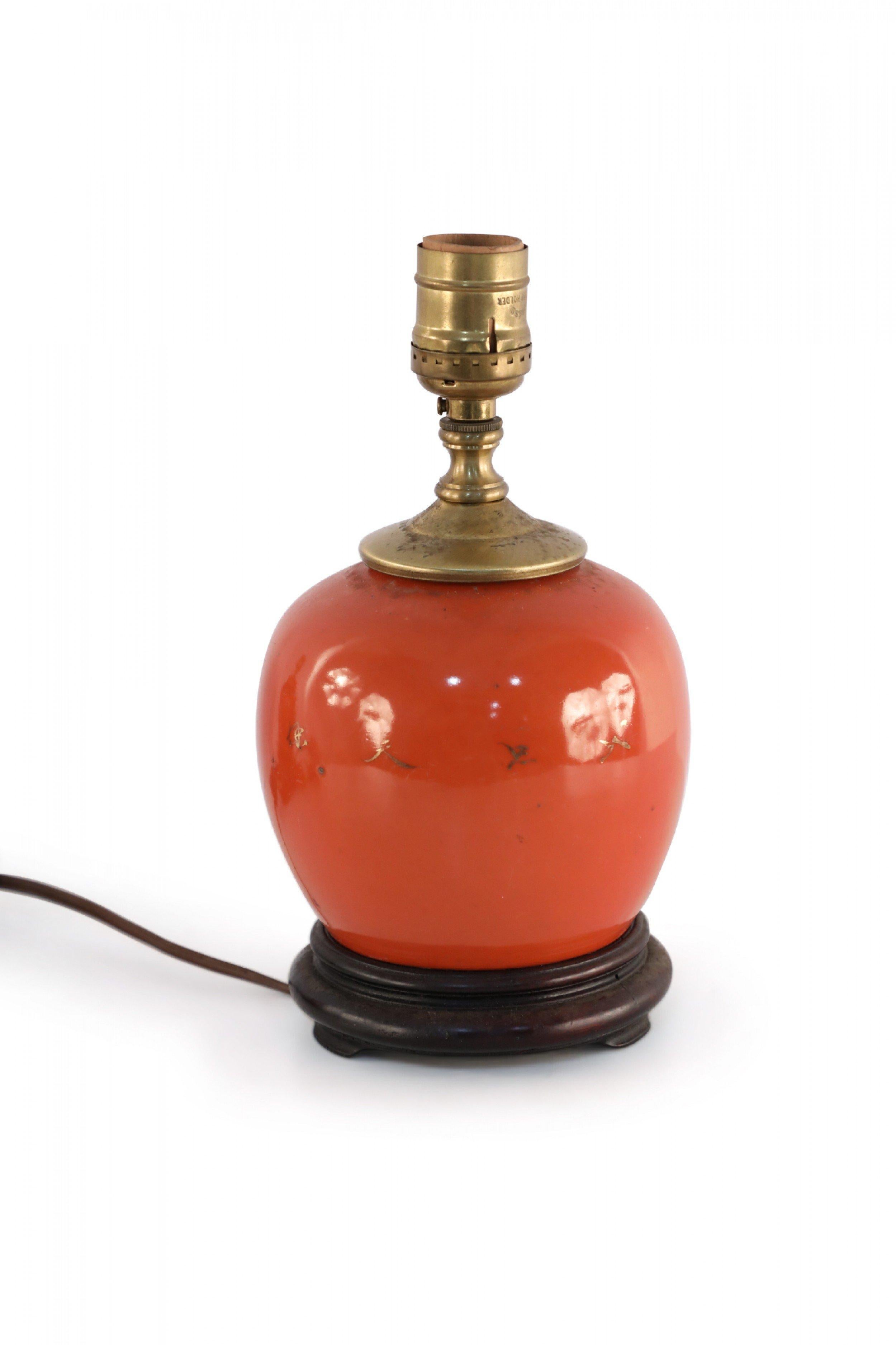 Chinois Lampe de bureau chinoise ancienne en porcelaine à motif de bouquet orange et or en vente