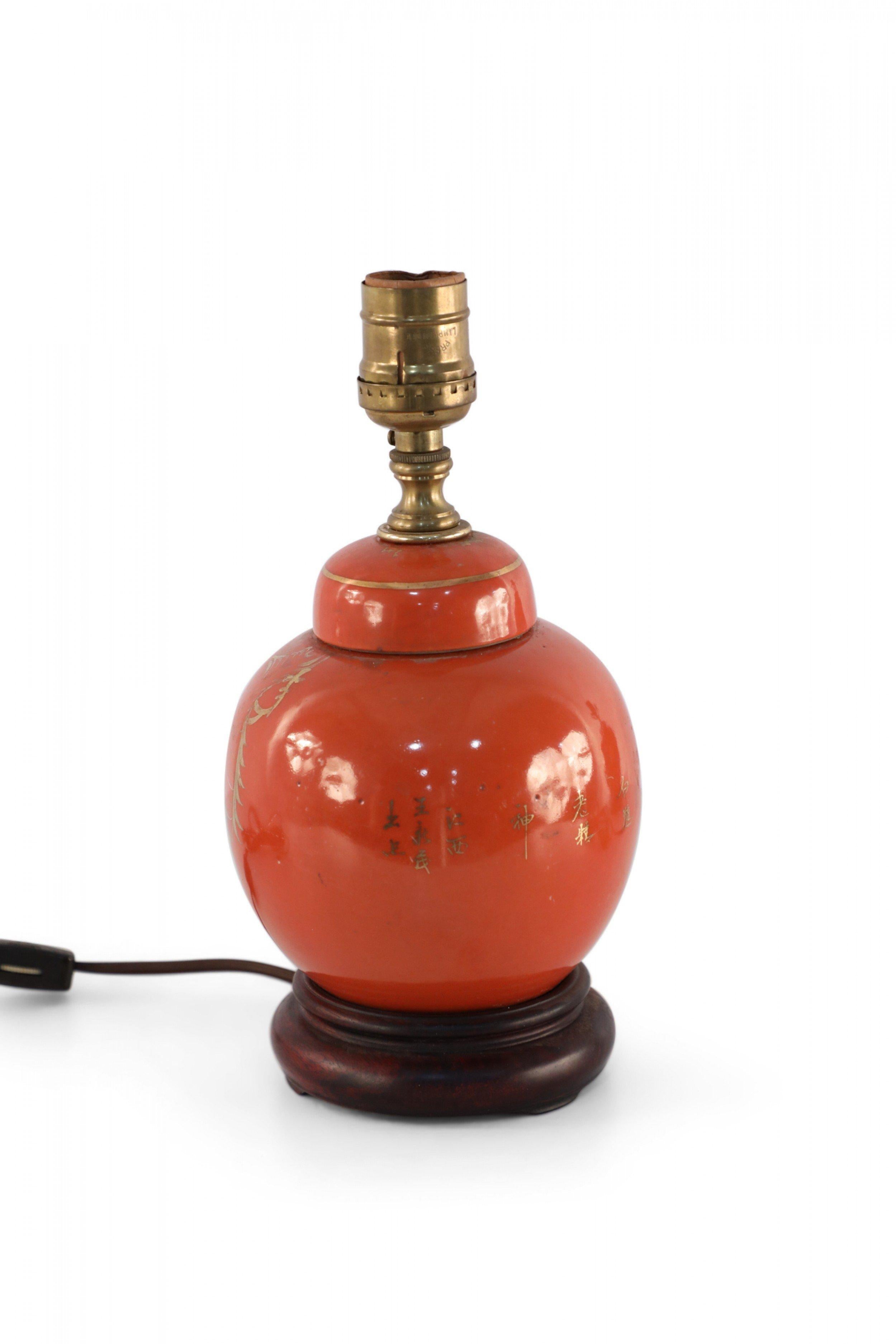Exportation chinoise Ancienne lampe de table en porcelaine de Chine orange et or avec design Crane en vente