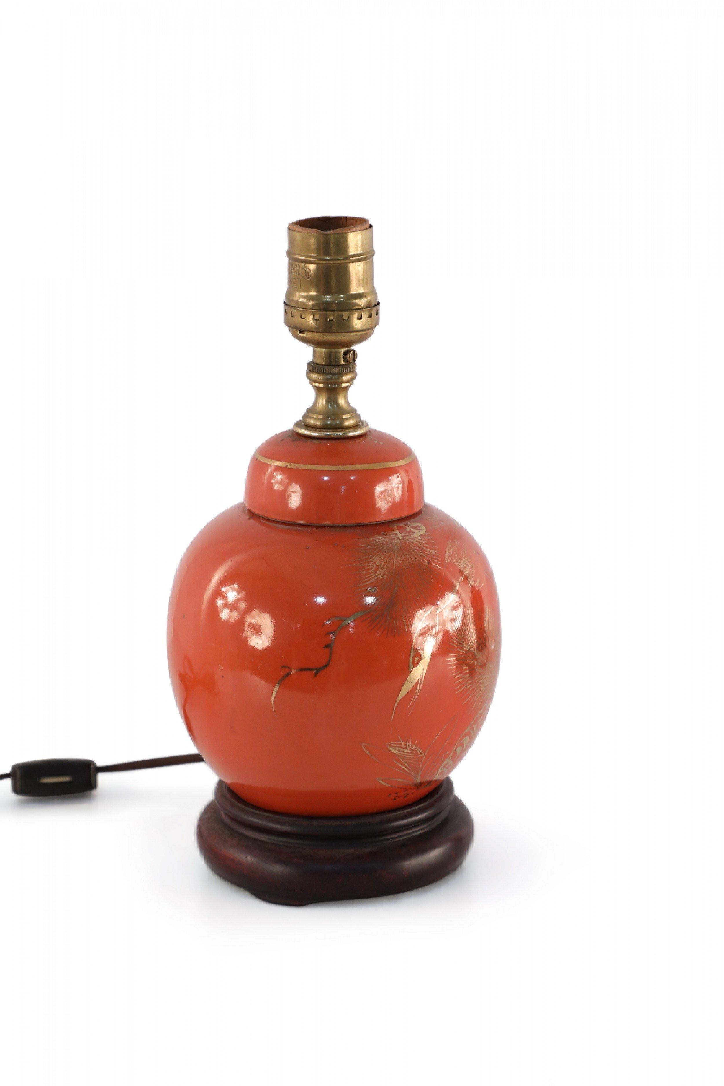 Ancienne lampe de table en porcelaine de Chine orange et or avec design Crane Bon état - En vente à New York, NY