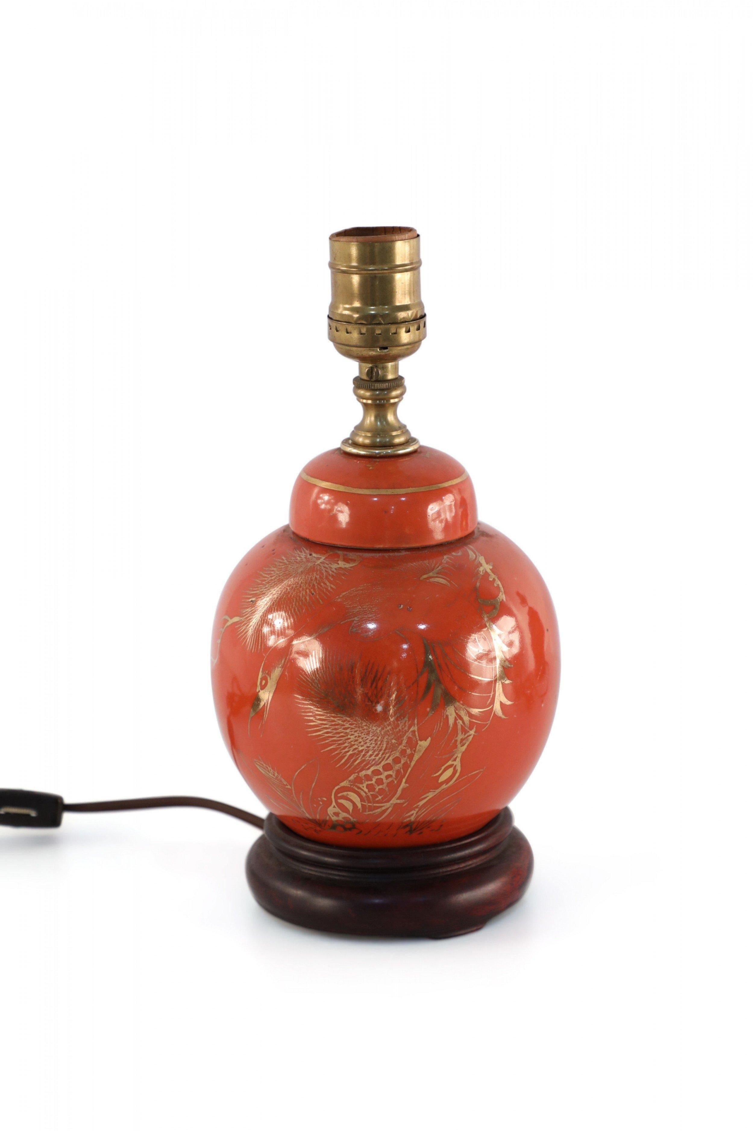 20ième siècle Ancienne lampe de table en porcelaine de Chine orange et or avec design Crane en vente