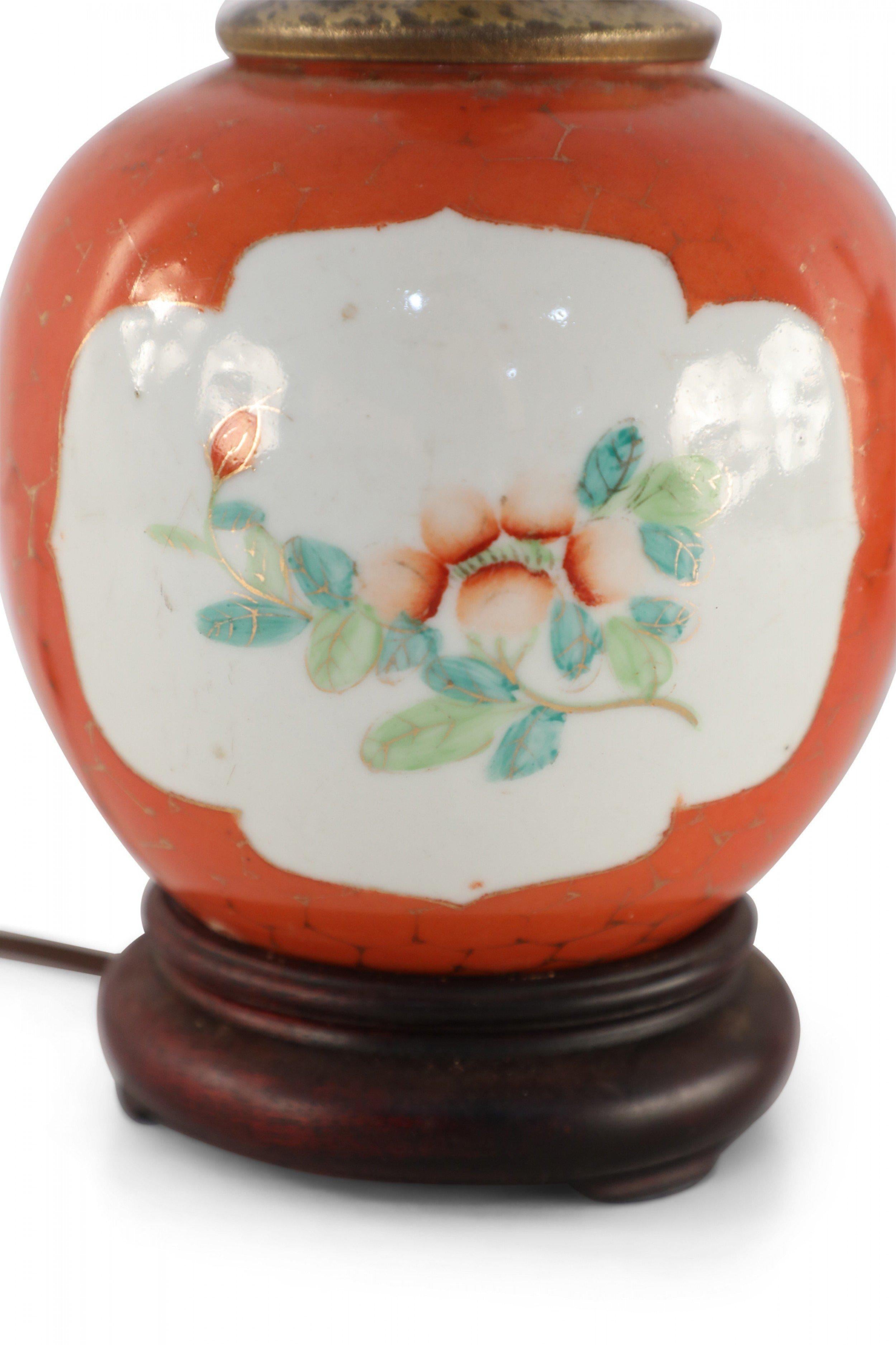 Antike chinesische orange-weißefarbene Cartouche-Porzellan-Tischlampe (Chinesischer Export) im Angebot