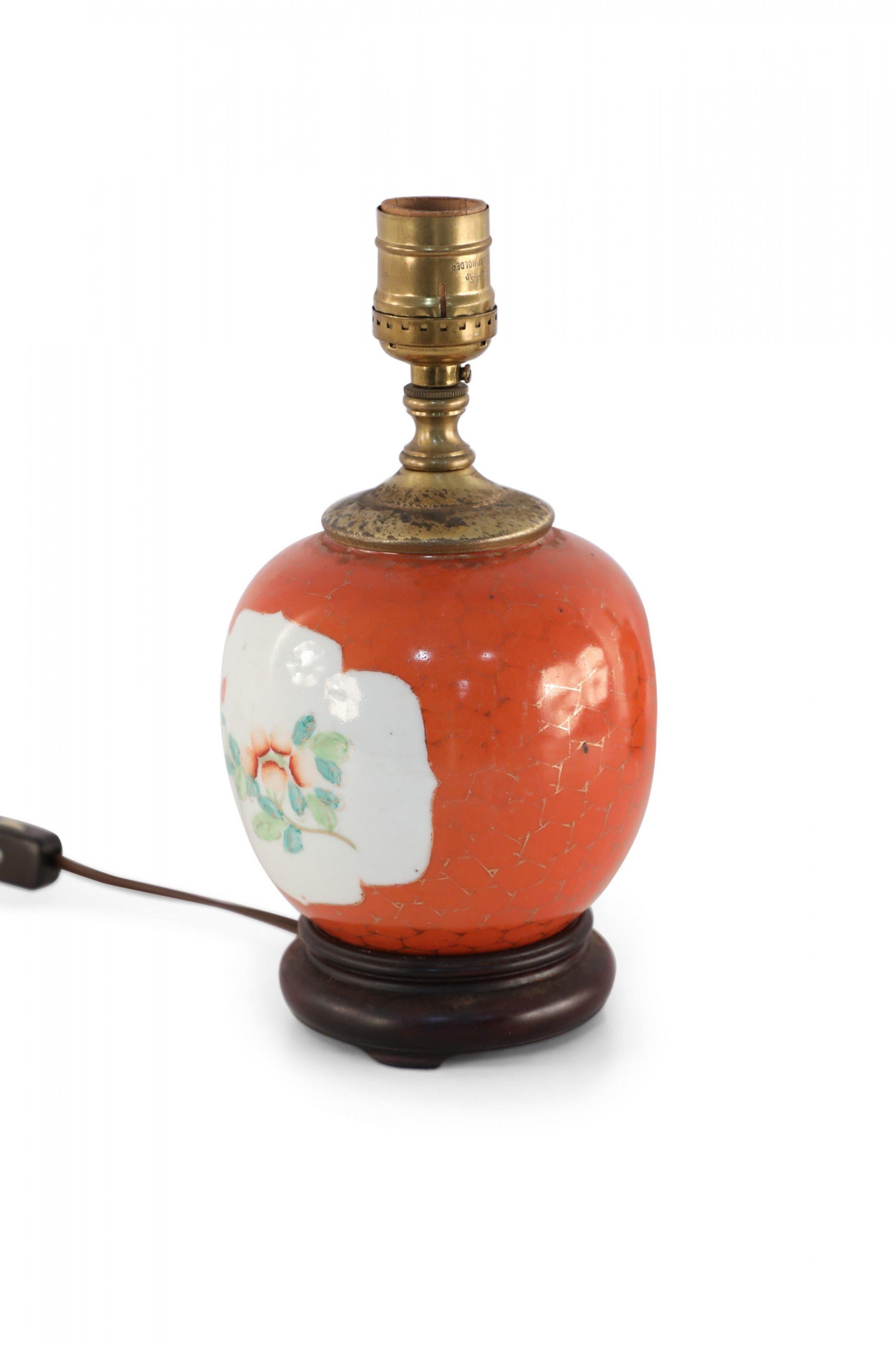 Chinois Ancienne lampe de bureau chinoise en porcelaine de style cartouche orange et blanc en vente
