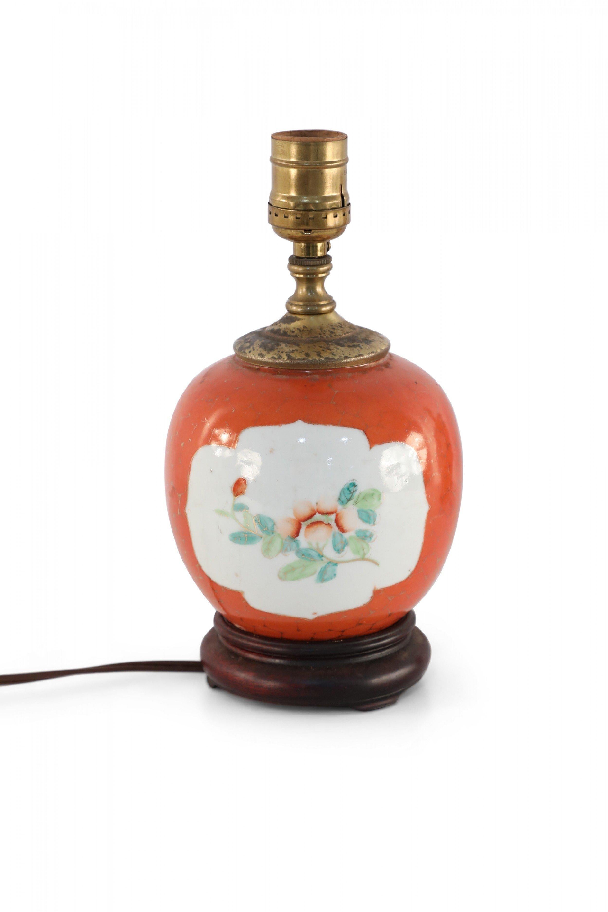 20ième siècle Ancienne lampe de bureau chinoise en porcelaine de style cartouche orange et blanc en vente