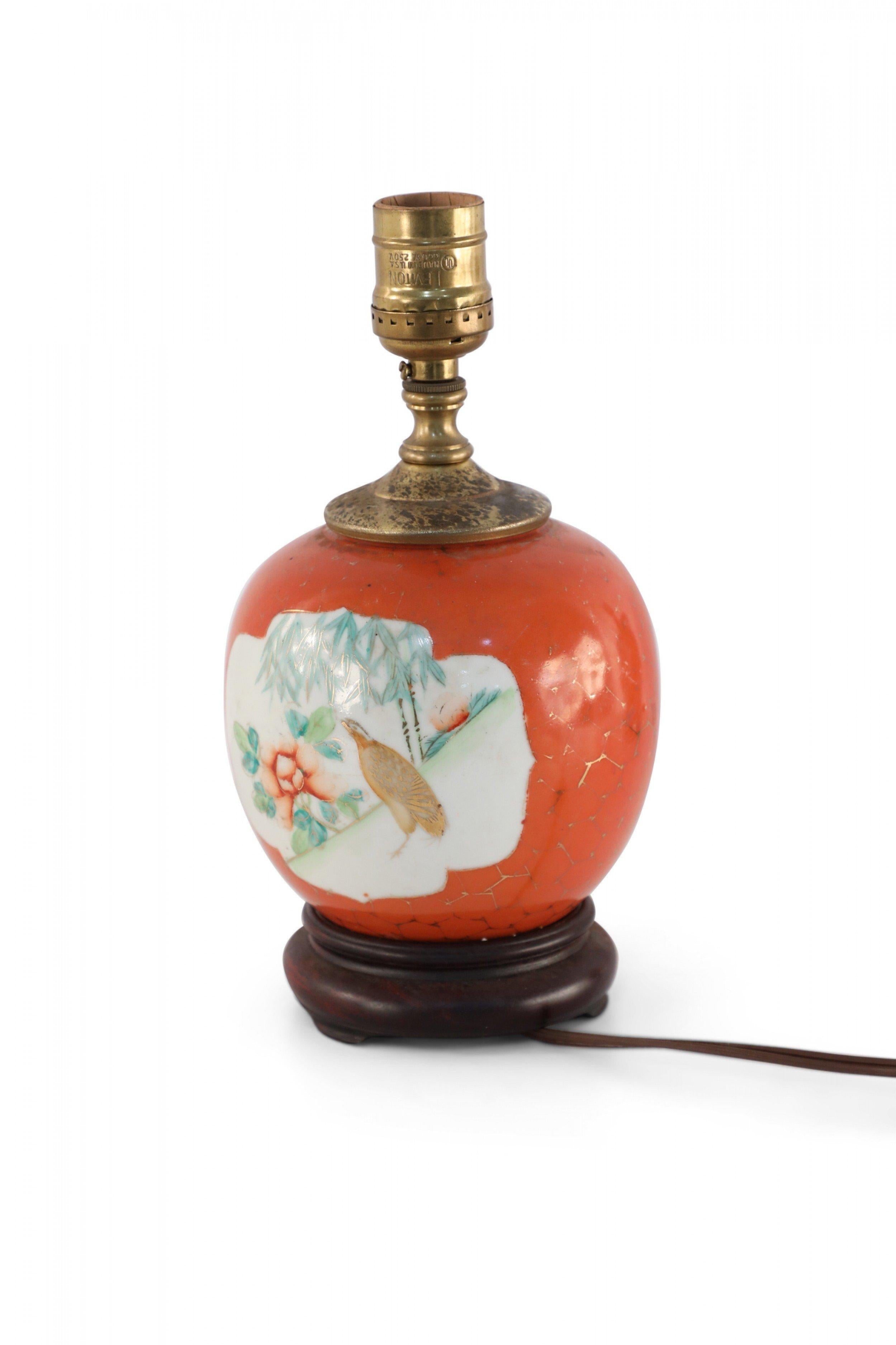 Métal Ancienne lampe de bureau chinoise en porcelaine de style cartouche orange et blanc en vente