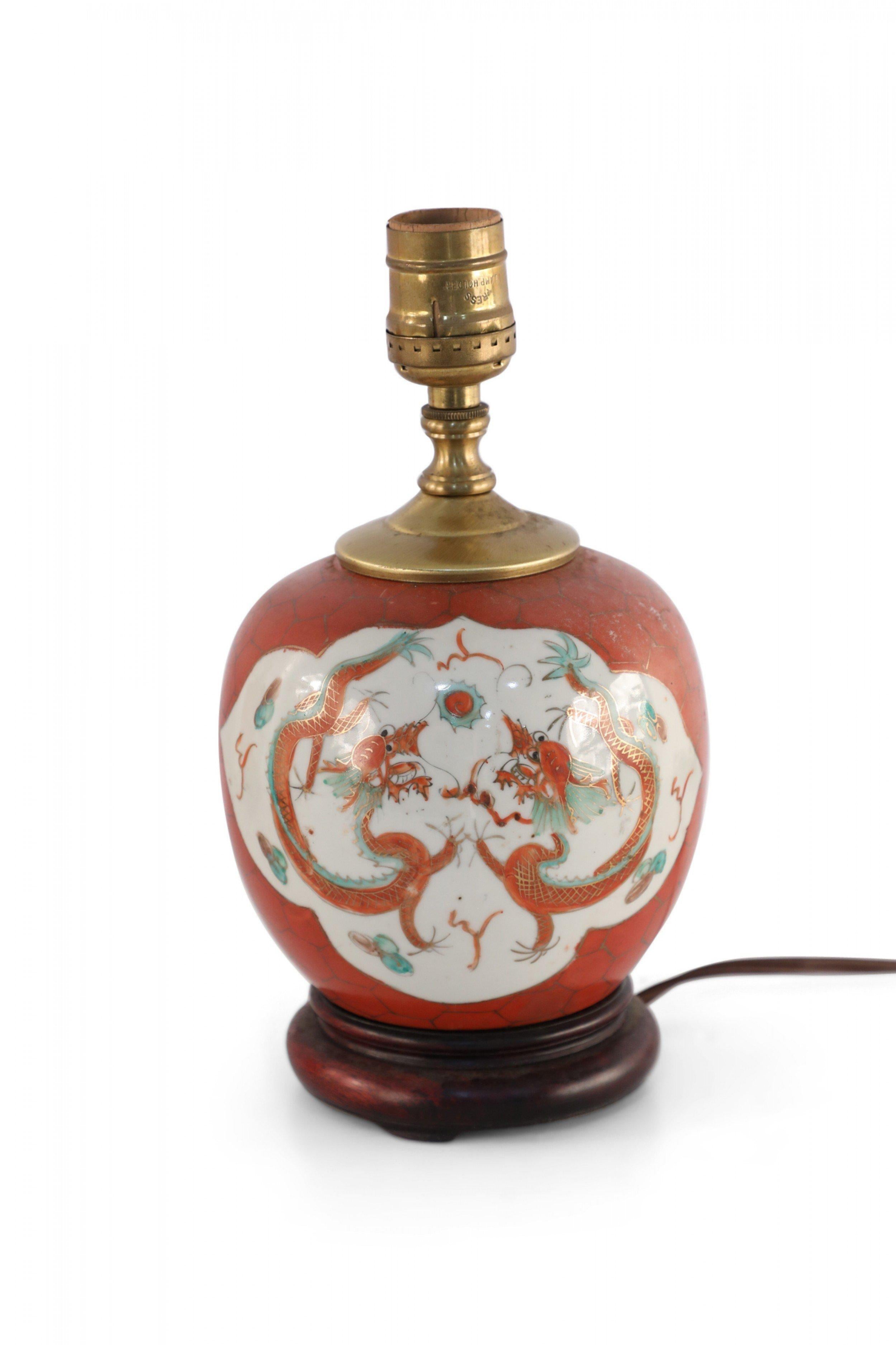 Exportation chinoise Lampe de bureau chinoise d'antiquités en porcelaine à motif de dragon orange et blanc en vente