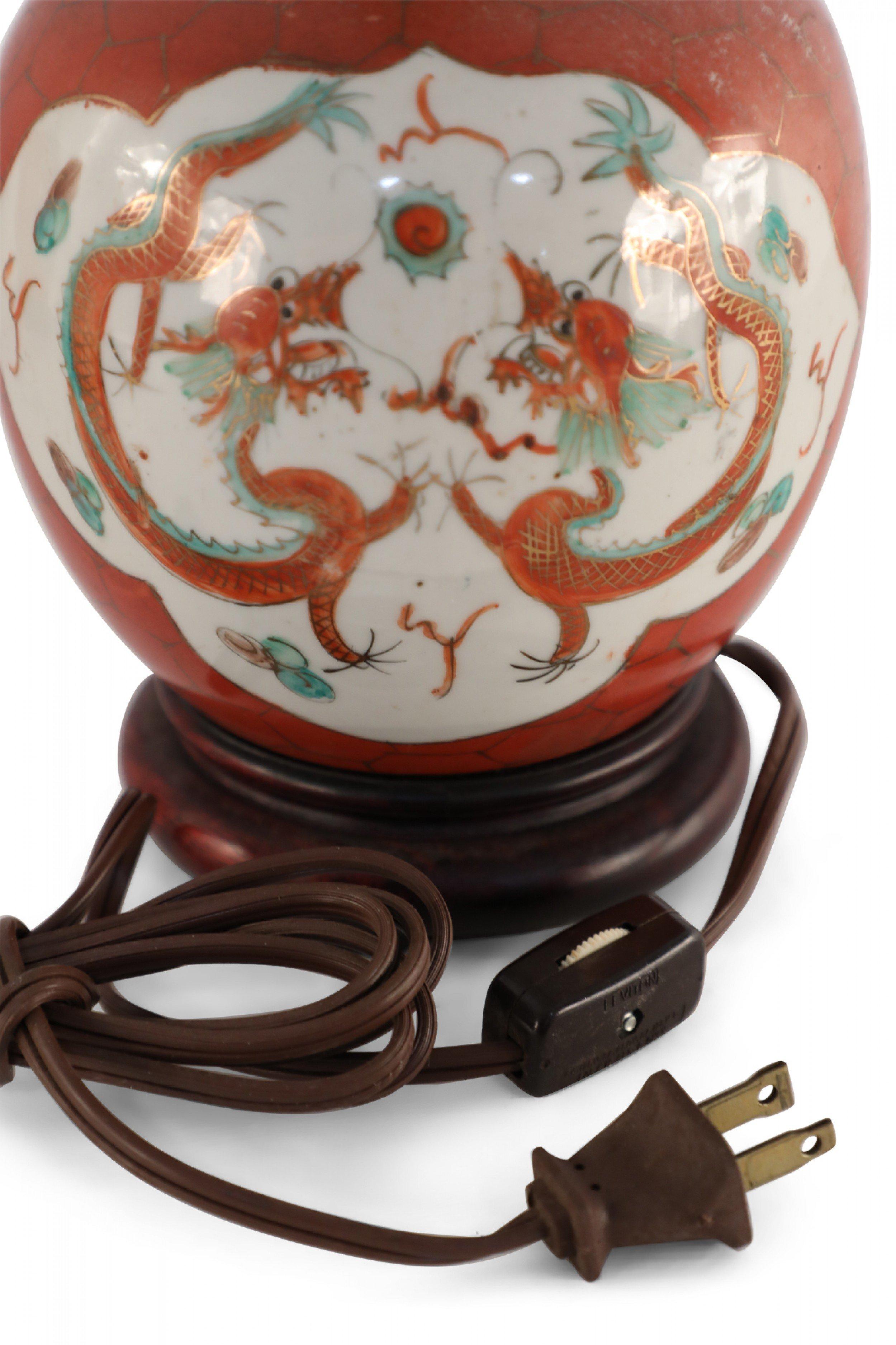 Chinois Lampe de bureau chinoise d'antiquités en porcelaine à motif de dragon orange et blanc en vente