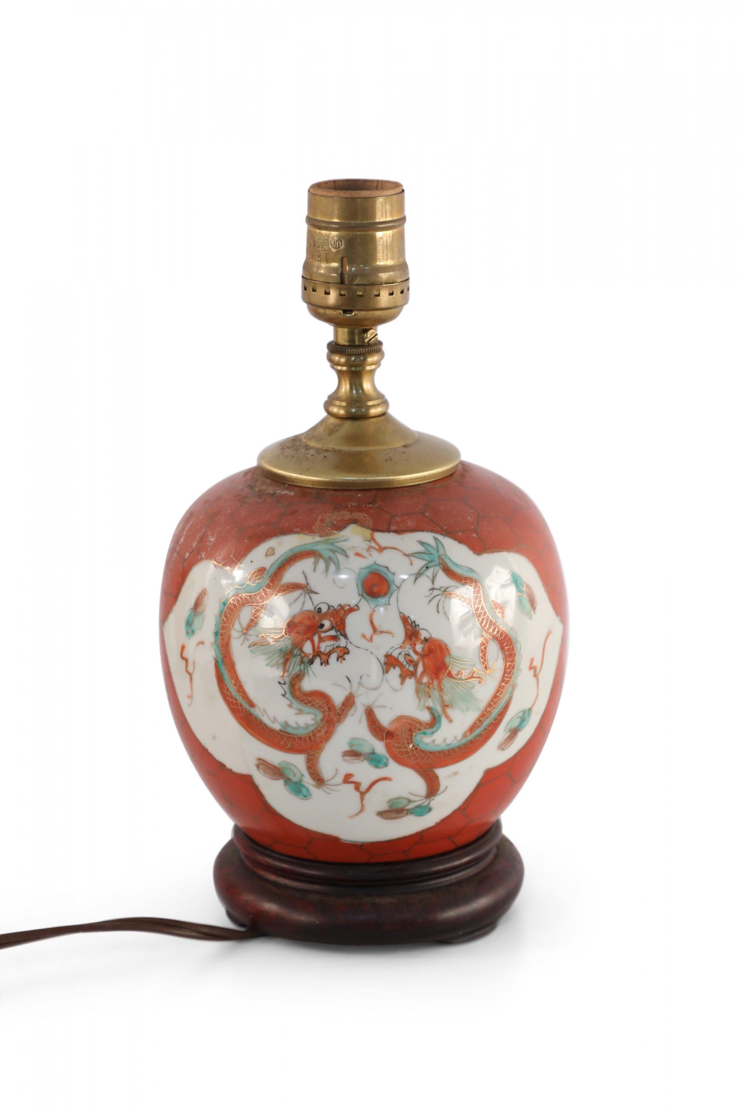 Lampe de bureau chinoise d'antiquités en porcelaine à motif de dragon orange et blanc Bon état - En vente à New York, NY