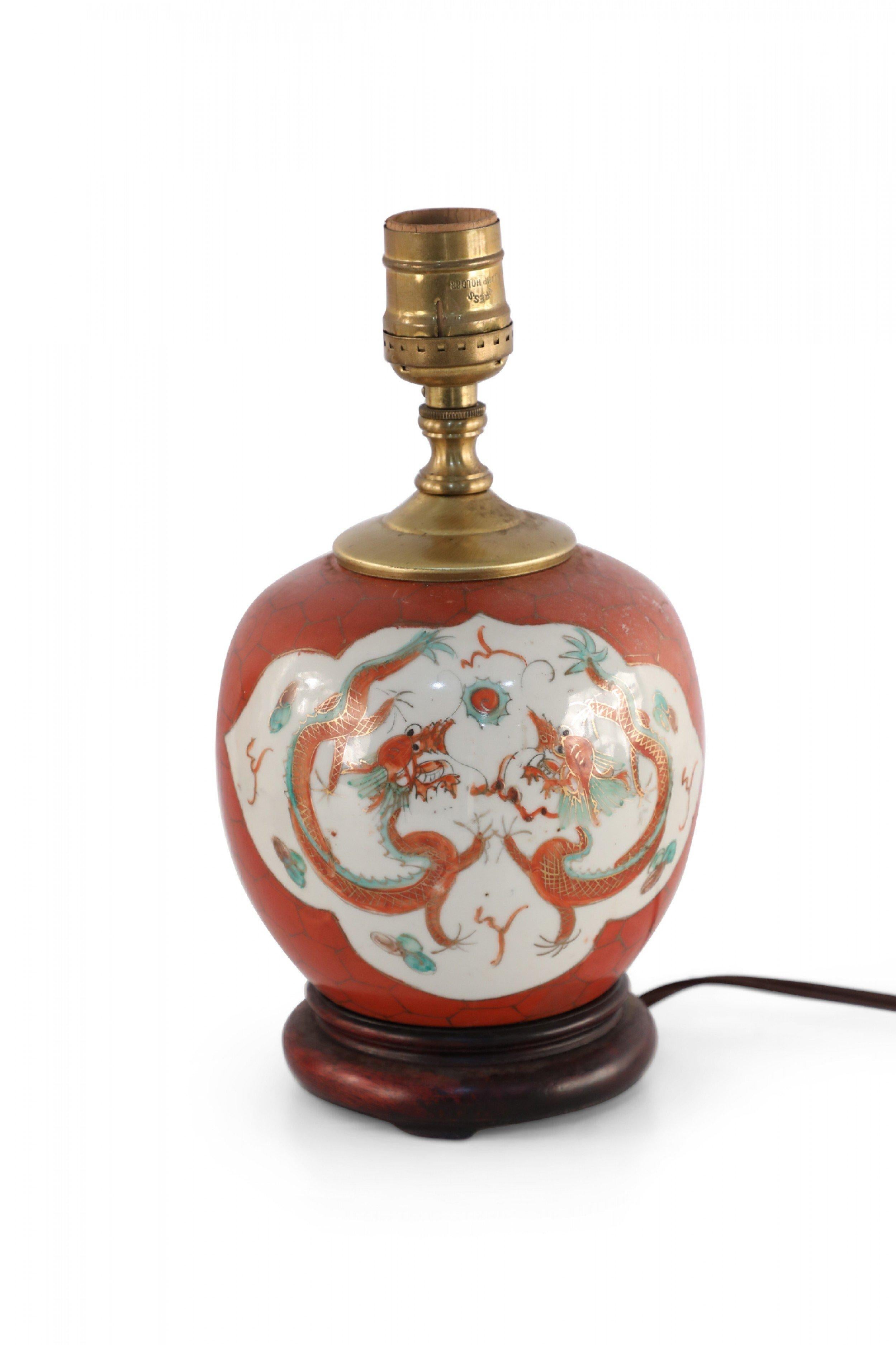 20ième siècle Lampe de bureau chinoise d'antiquités en porcelaine à motif de dragon orange et blanc en vente